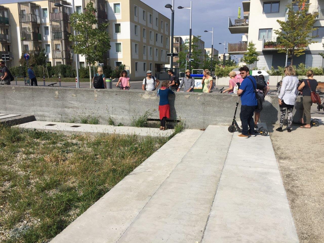 Forschungsteam auf Exkursion durch die Seestadt