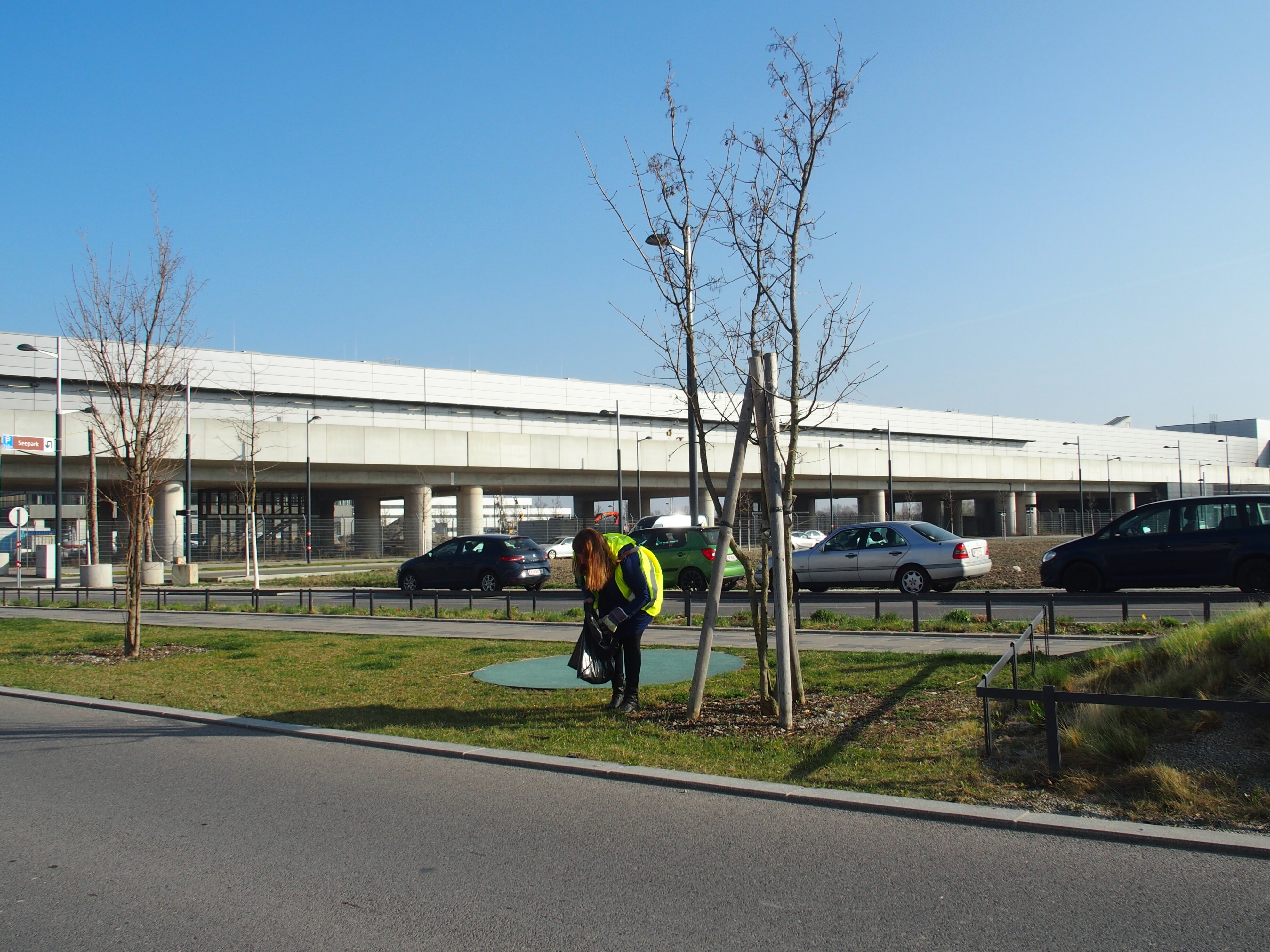 Teilnehmerin sammelt Müll entlang der Sonnenallee.