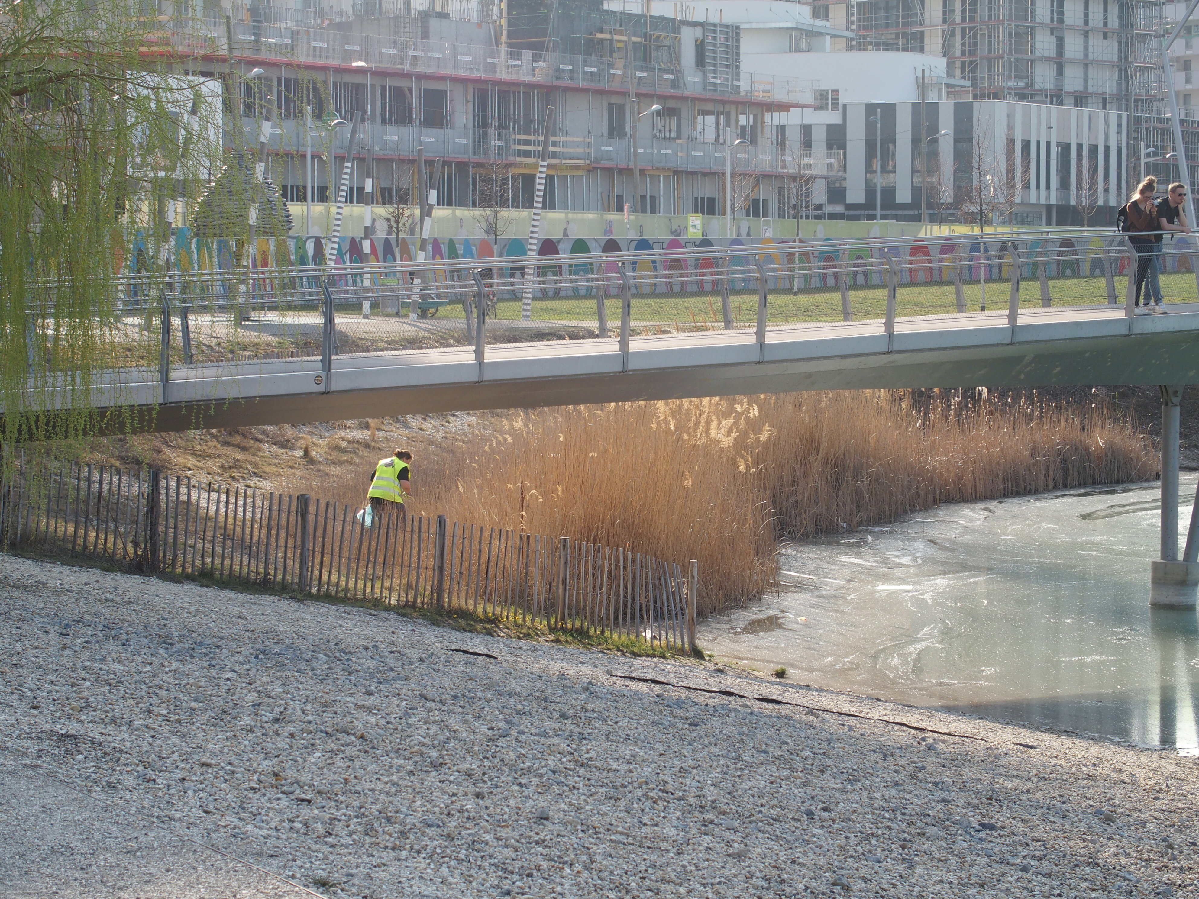 Teilnehmerin beim Müllsammeln im Seepark.