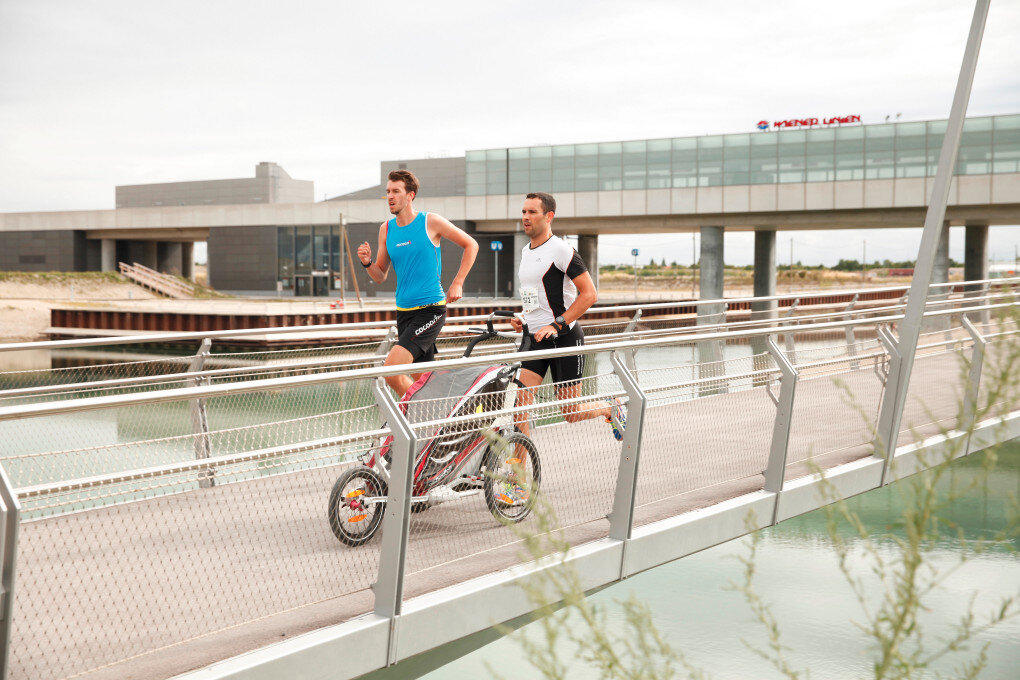 Zwei Teilnehmer des Seestadtlaufs laufen über die See-Brücke 
