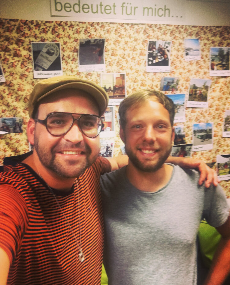 Wulli nimmt den Interviewer gleich mit aufs Bild