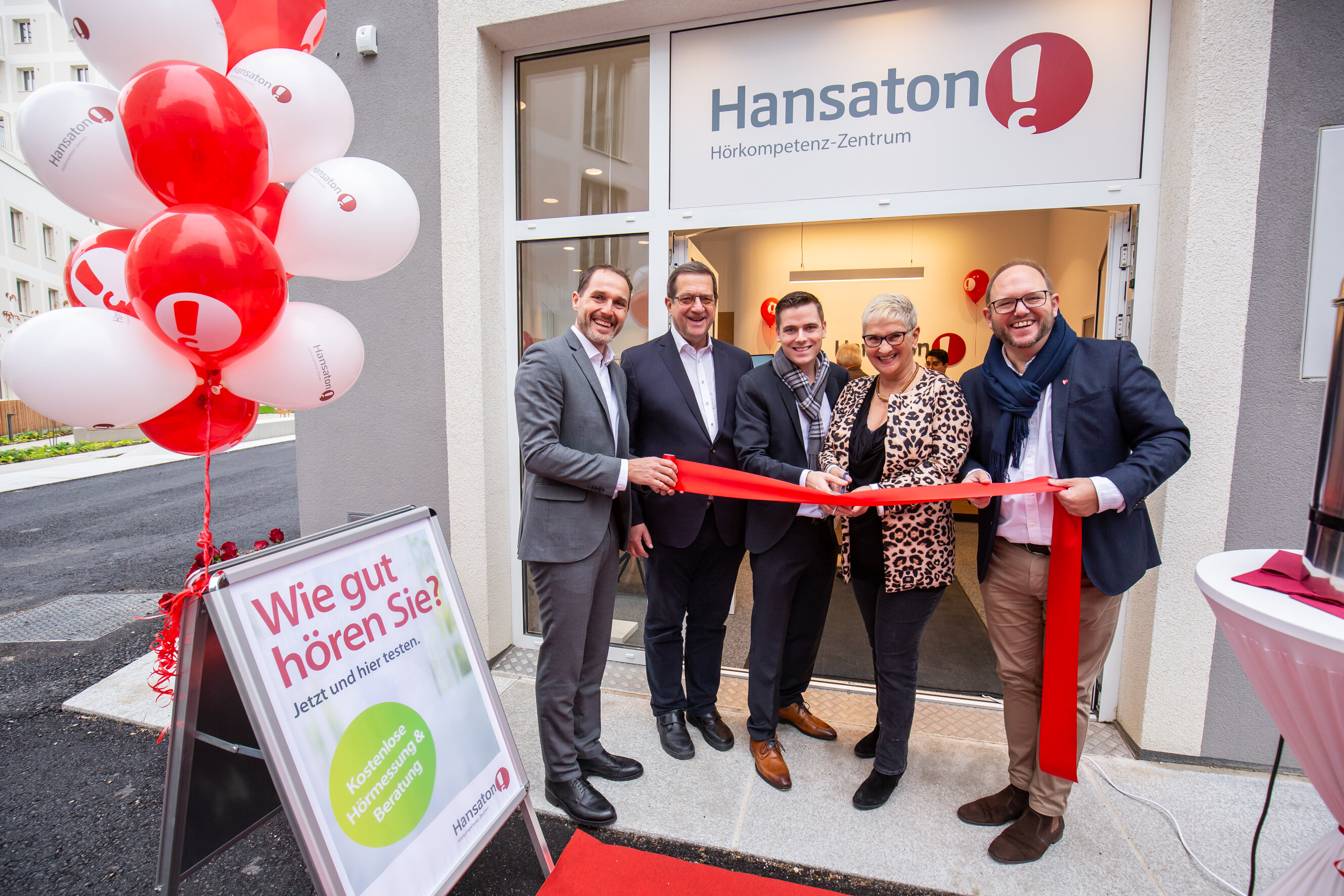 Eröffnung der 101. Filiale in Seestadt aspern mit Beziksrätin und Seestädterin Gabriele Plank und Filialleiter und Seestädter Enric Albi