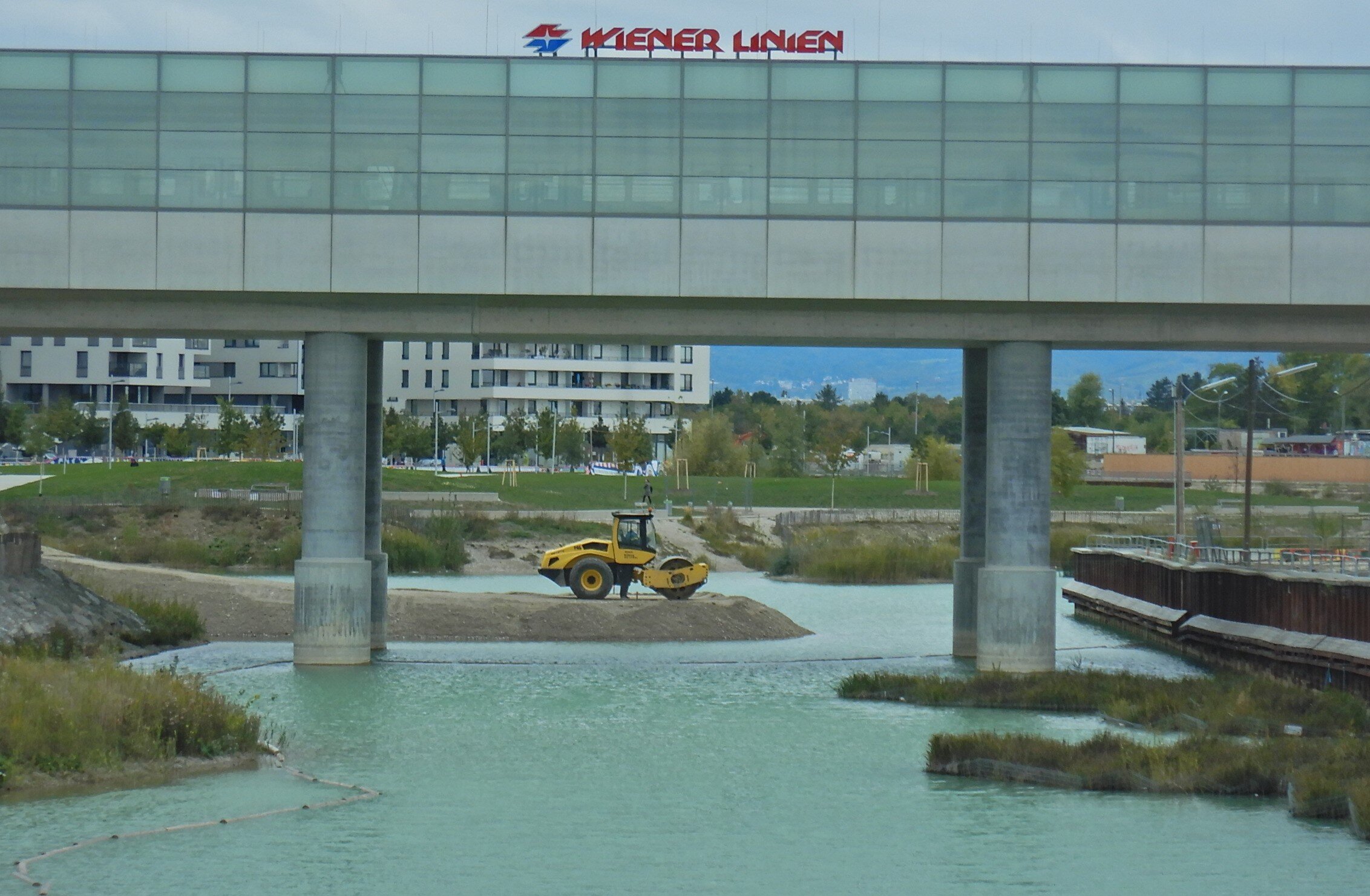 Gläsertausch Stationsgebäude U-Bahn & Einhebung Brückenelemente Jane-Jacobs-Steg
