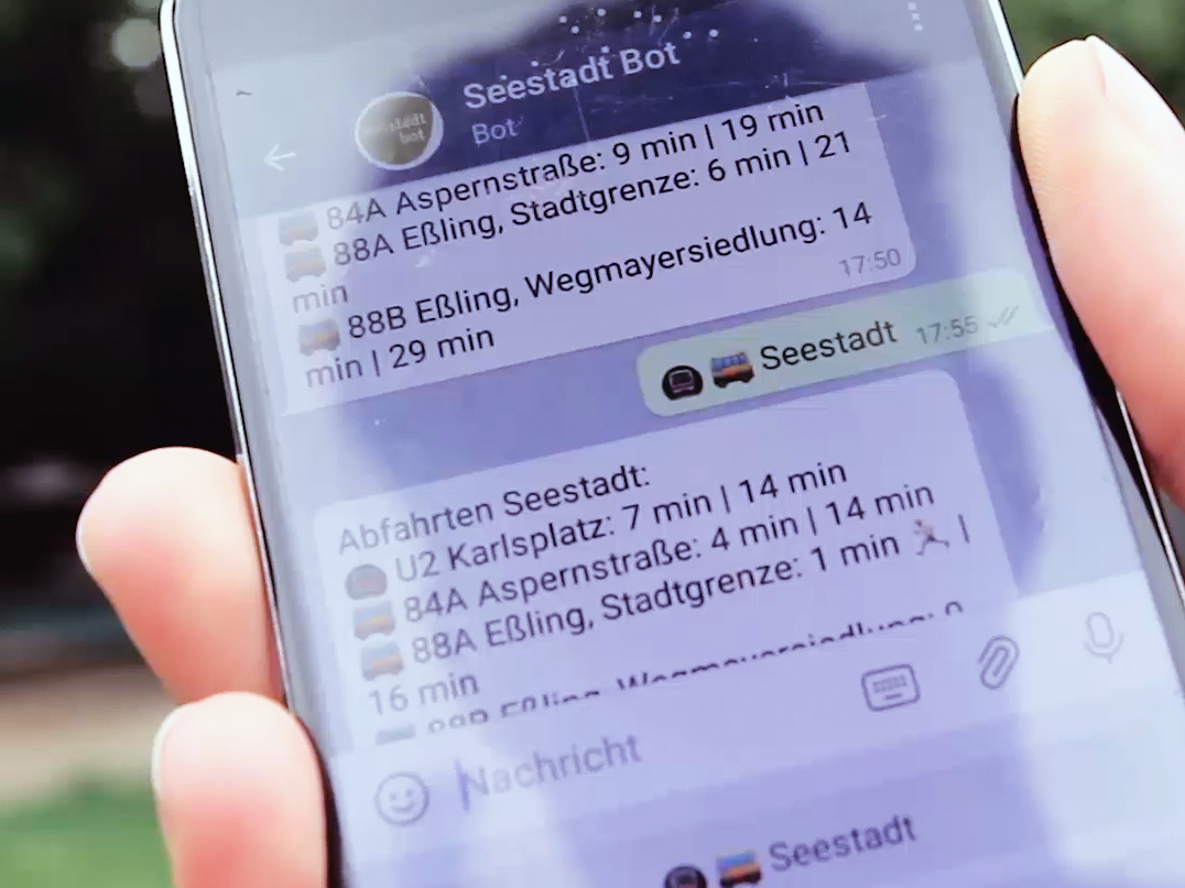 Handy mit Informationen zu den U-Bahn Fahrtzeiten