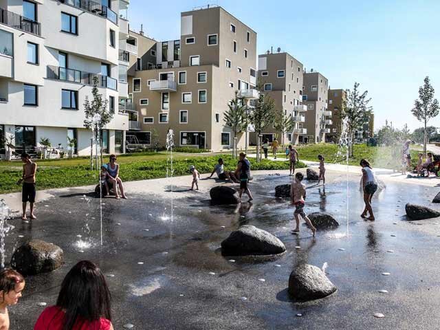 spielende Kinder auf dem Wasserspielplatz im Yella-Hertzka-Park