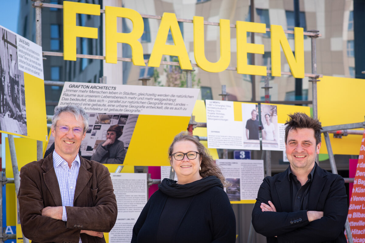 Foto von Gerhard Schuster, Katja Schechtner und Wojciech Czaja, im Hintergrund der Schriftzug "Frauen" sowie Ausstellungstafeln.