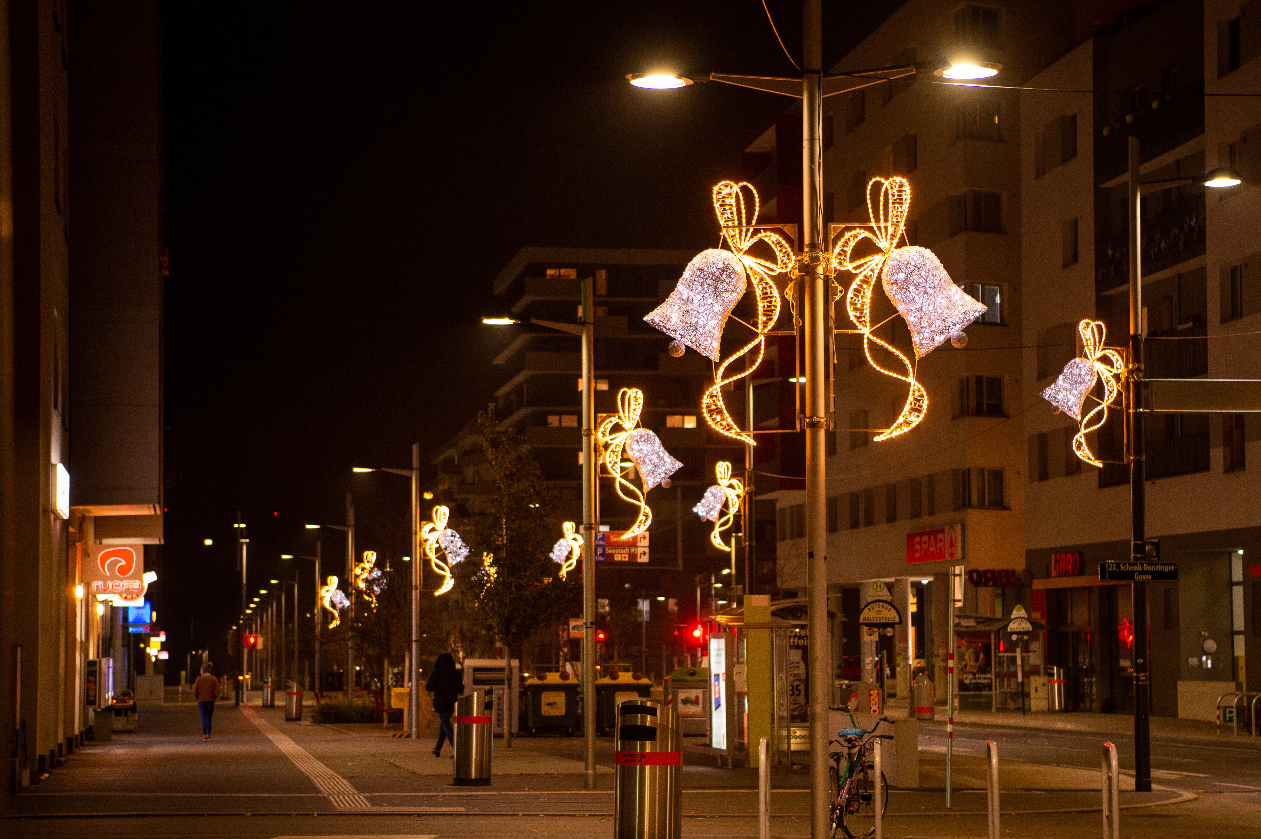 Foto von Abendstimmung mit Adventbeleuchtung.
