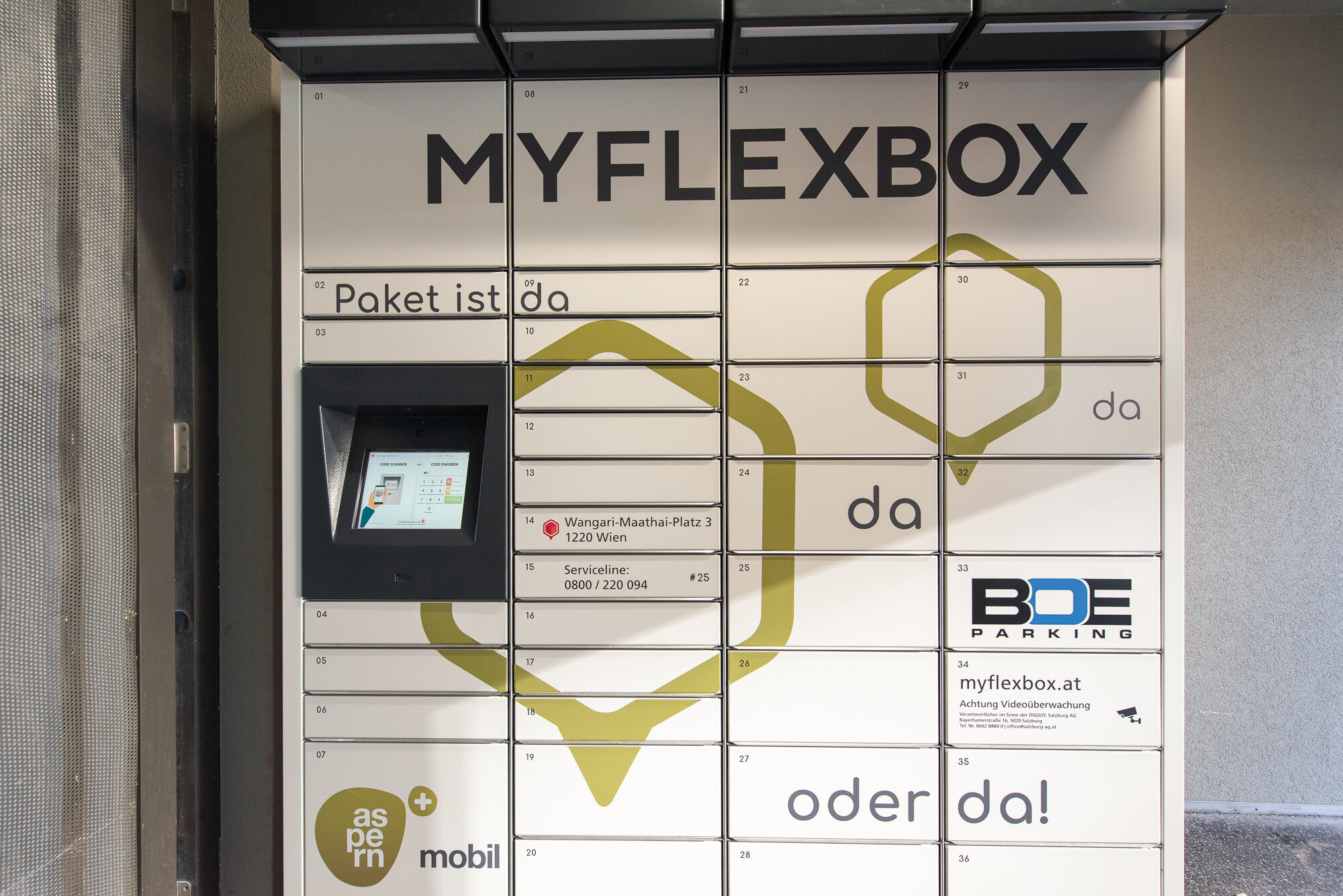 Smart Locker (Schließfächer) in Frontansicht, Bildschirm zur Bedienung links, Aufschrift.