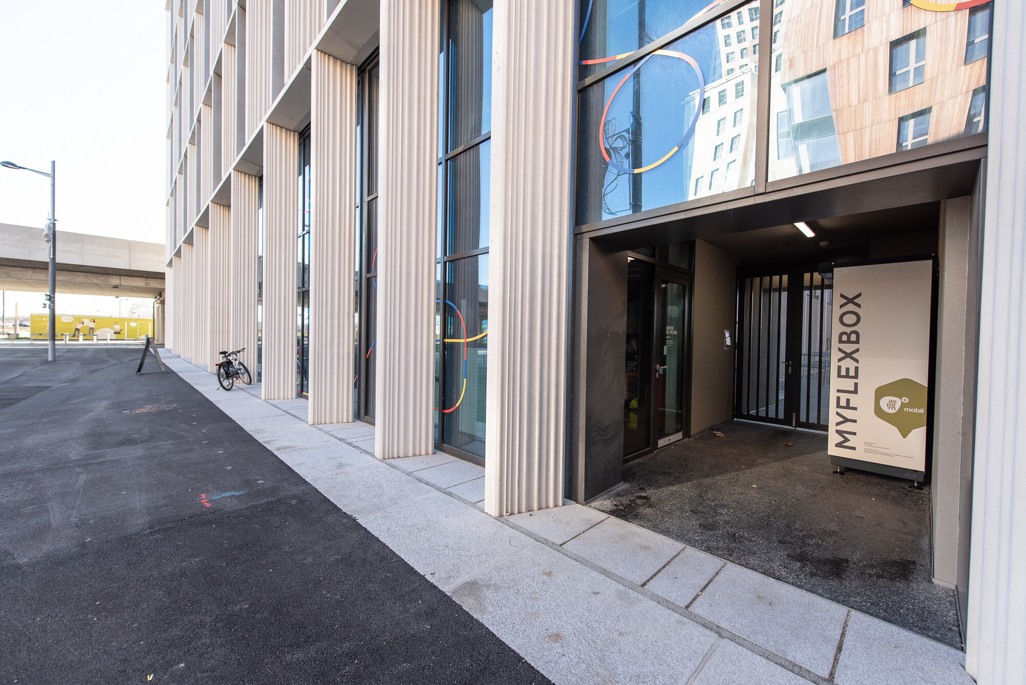 Außenansicht vom Gebäuce Seehub mit Smart Lockern in Hauseingang. 