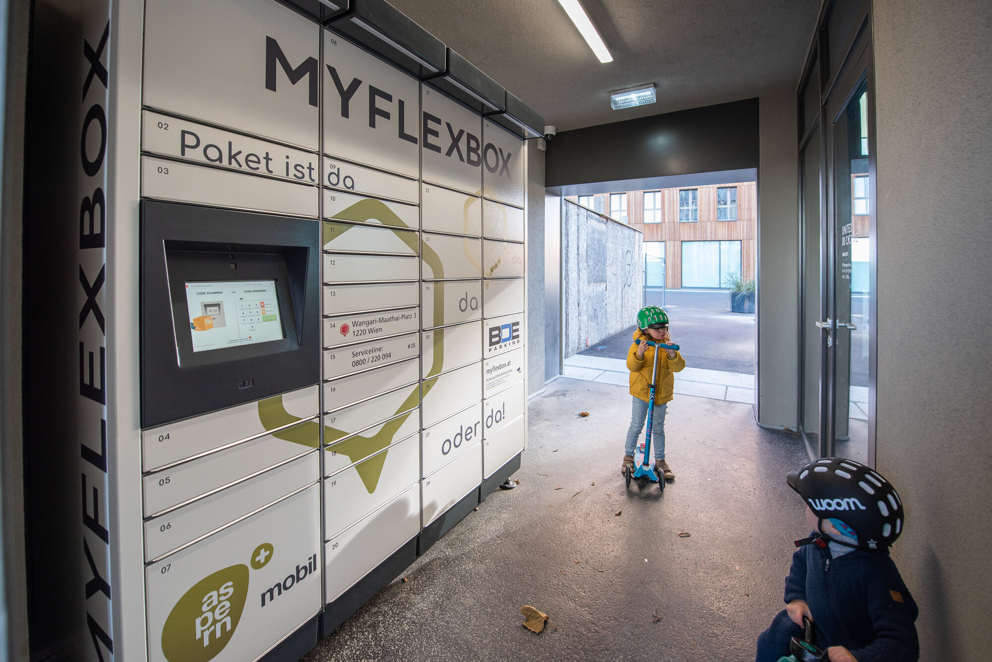 Foto von Smart Lockern (Schließfächer) mit zwei Kindern im Vordergrund. 