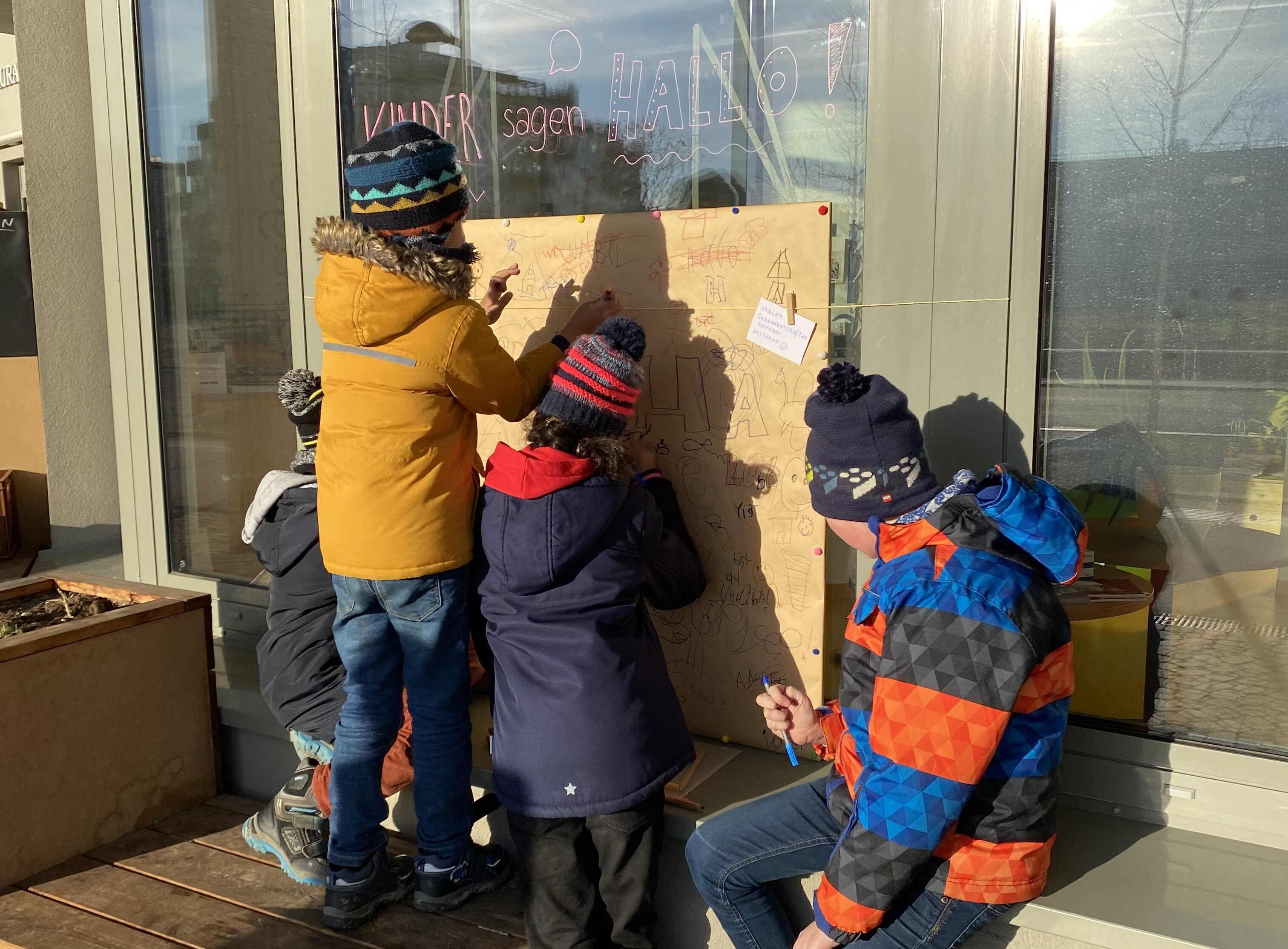 Kinder sagen „Hallo“