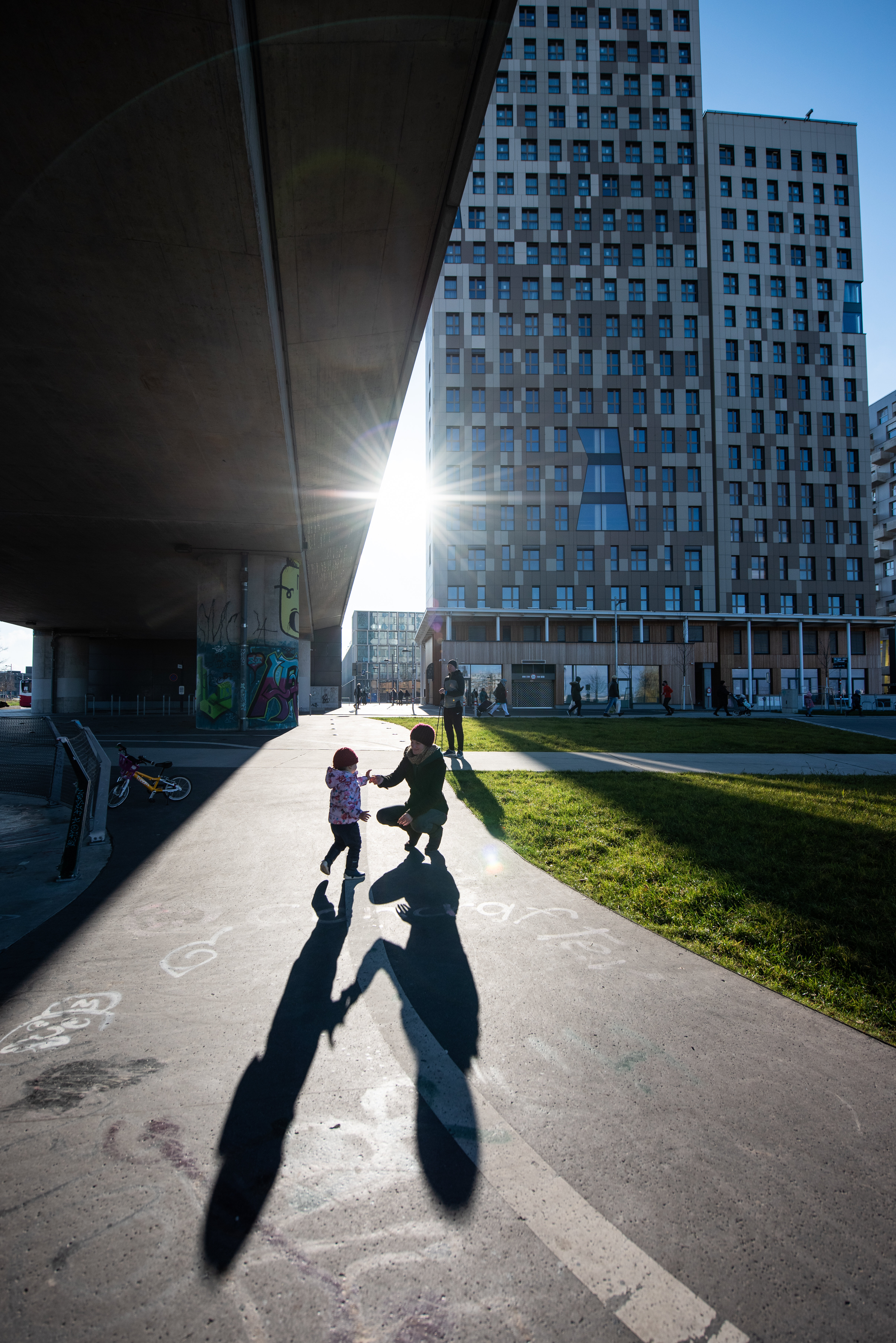 Frau mit Kind im Gegenlicht fotografiert. 