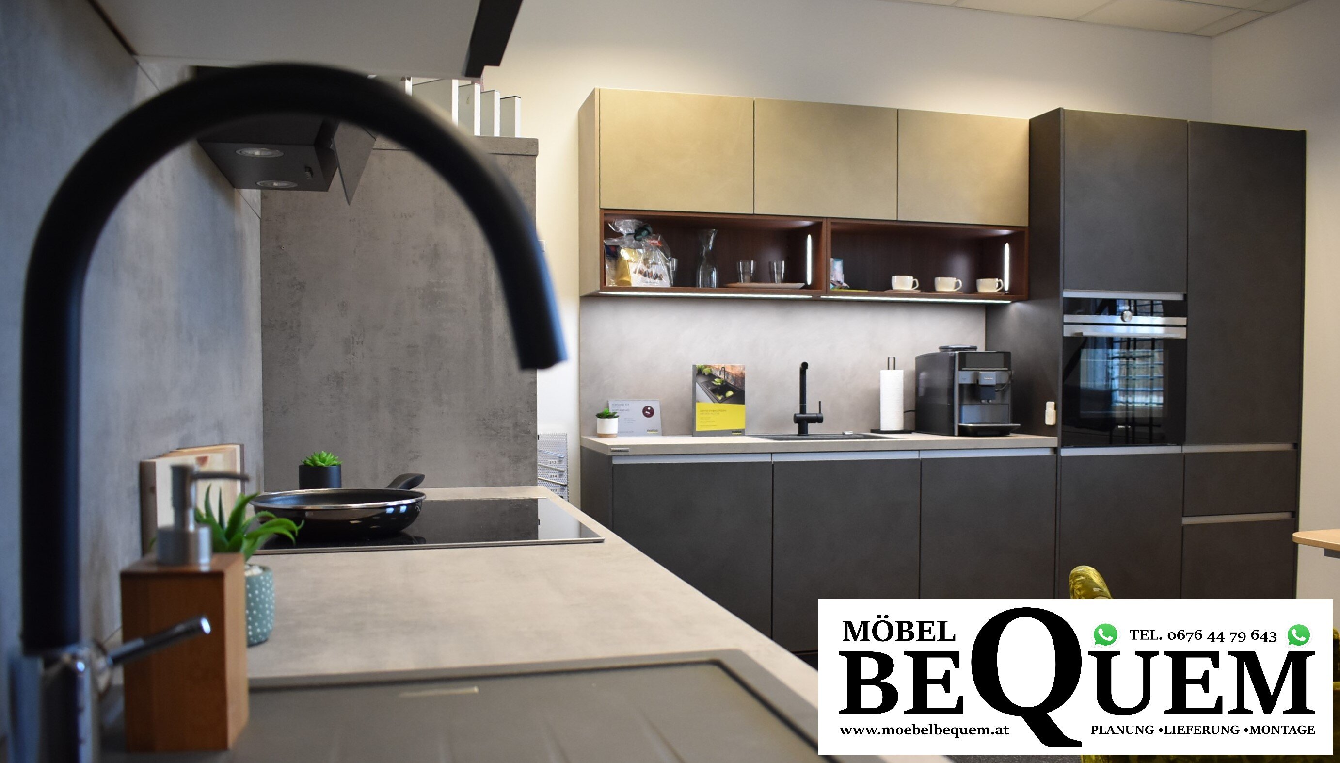 Besonders spezialisiert ist er auf Maßküchen.