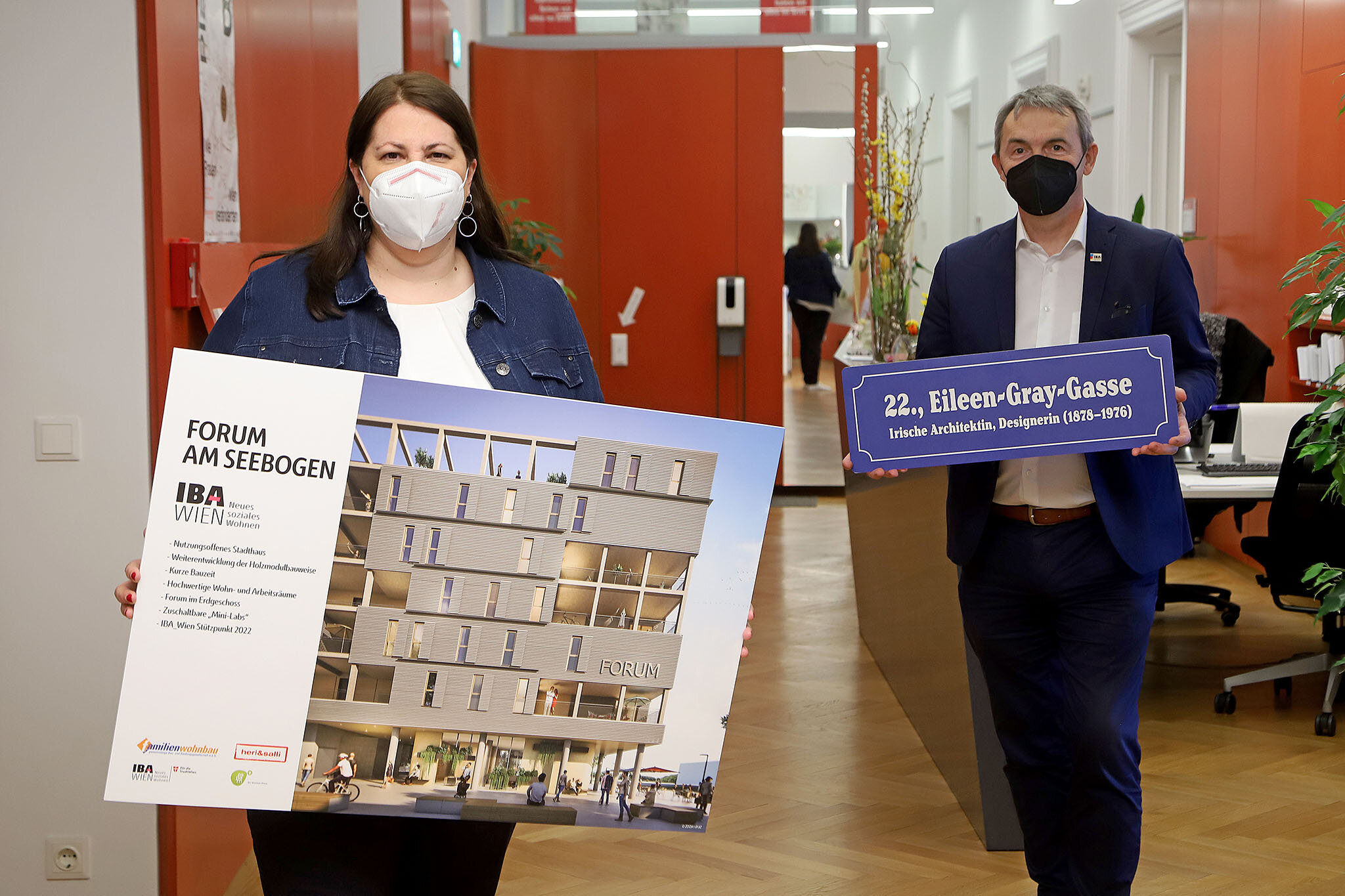 Vizebürgermeisterin und Wohnbaustadträtin Kathrin Gaal und IBA-Koordinator Kurt Hofstetter präsentieren das „Forum Am Seebogen“:  Seestädter Infotreffpunkt der IBA_WIEN im Rahmen der Schlusspräsentation 2022