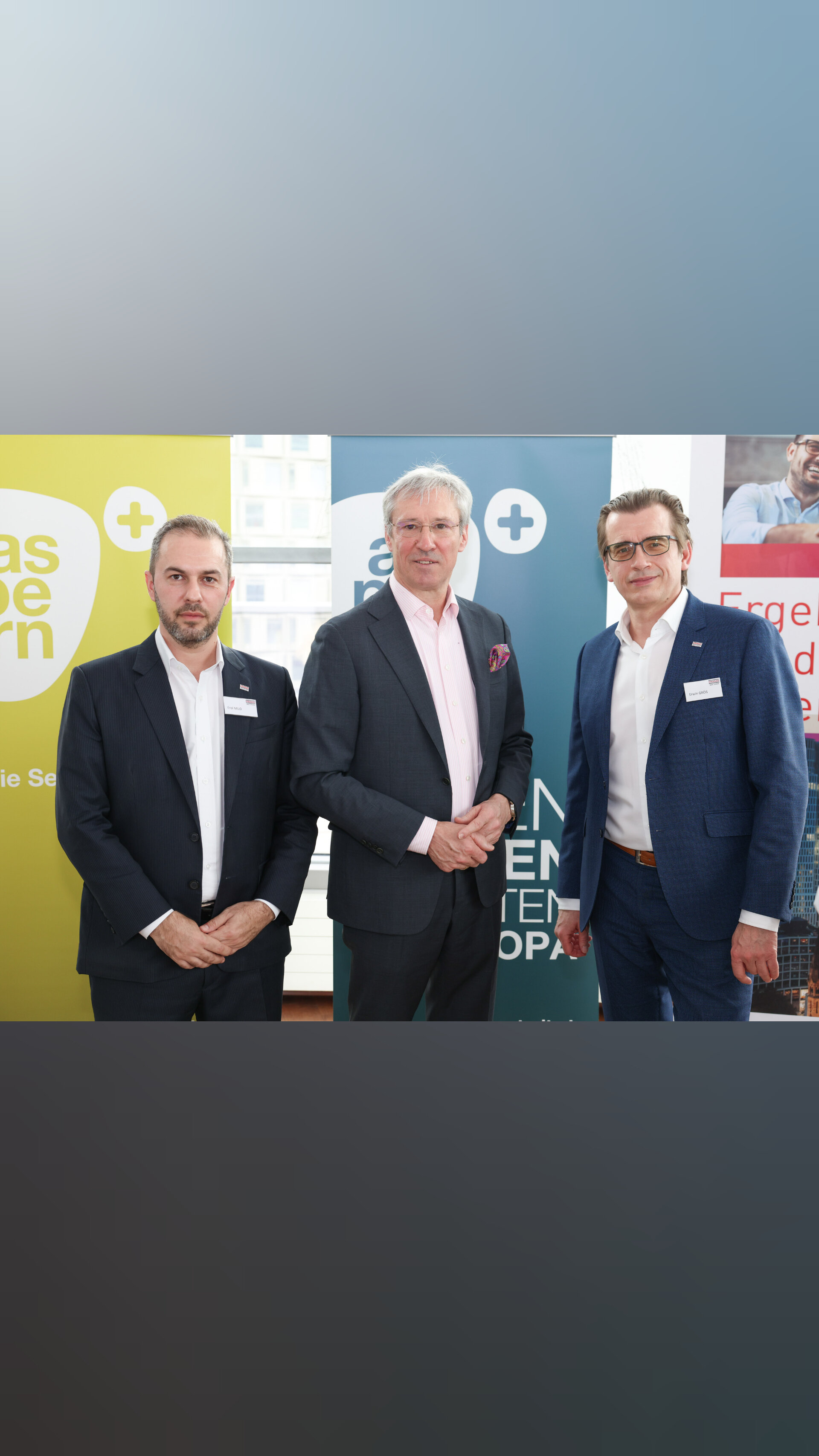 Drei Männer vor Rollups