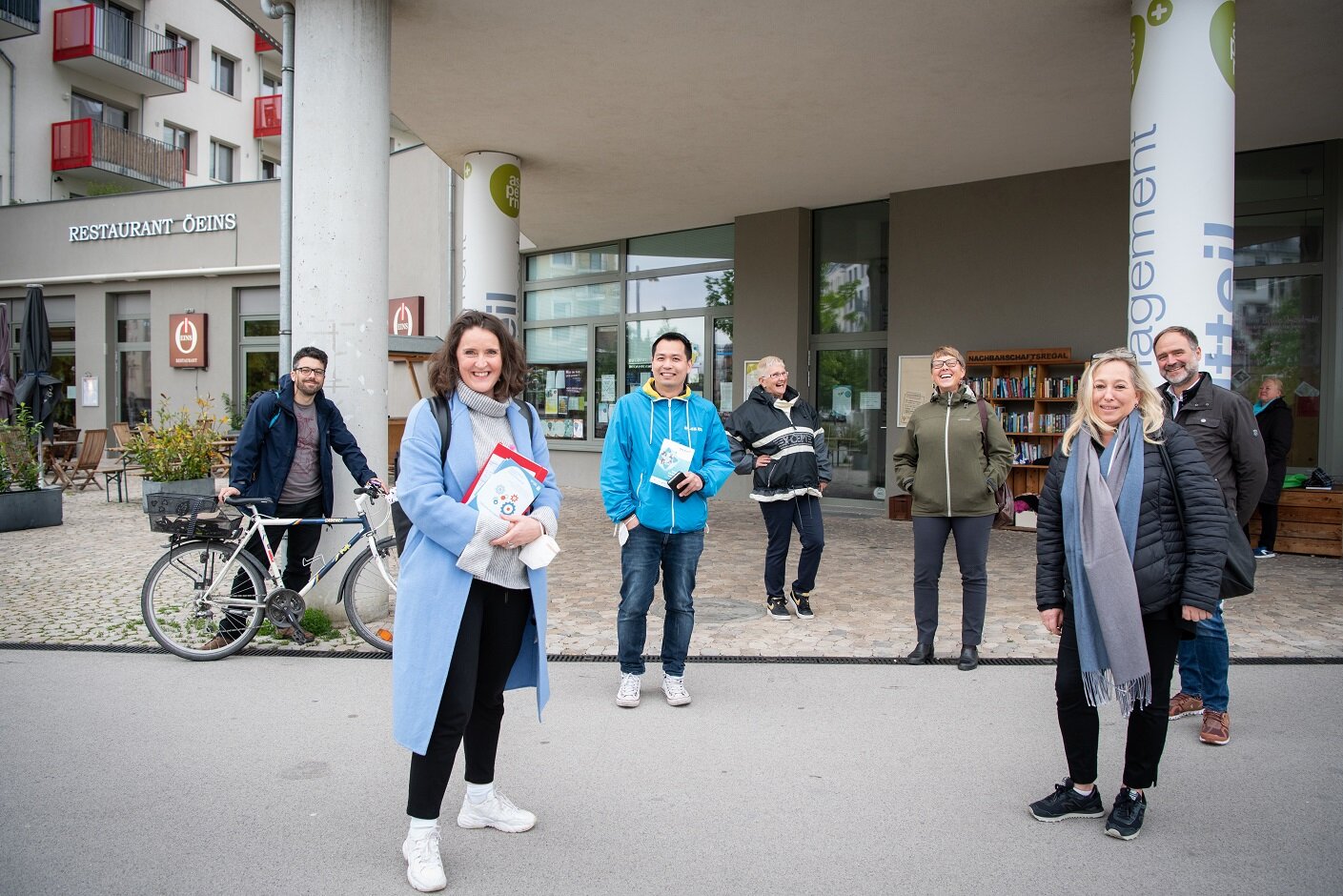 Sieben Unternehmer*inne vor dem Stadtteilmanagement Seestadt aspern