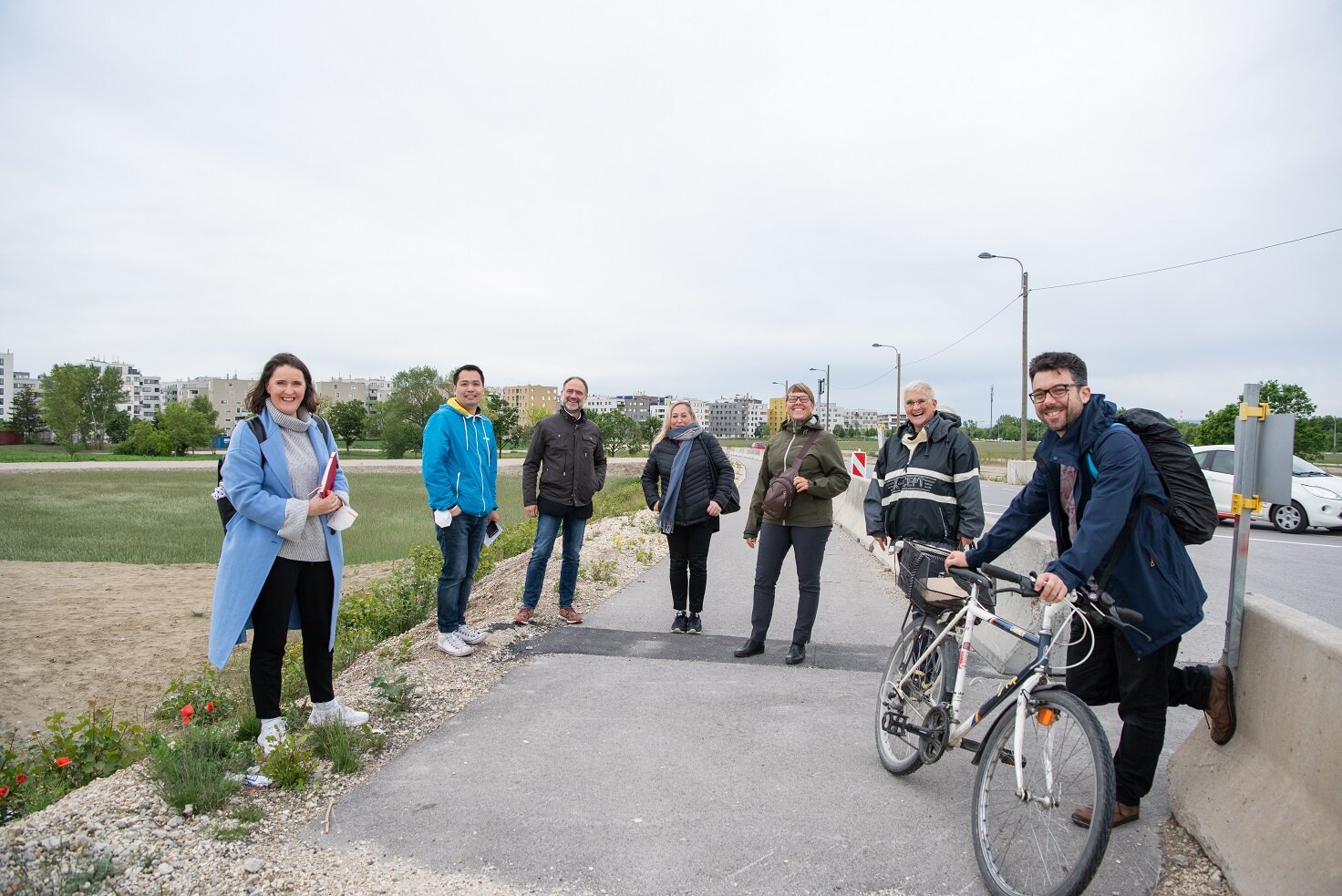 Sieben Unternehmer*innen machen ein Gruppenfoto in der Seestadt