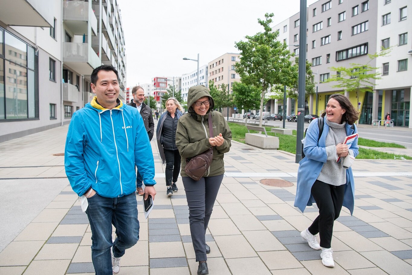 Die Unternehmer*innen machen einen Spaziergang und zeigen Freude an der Vernetzung