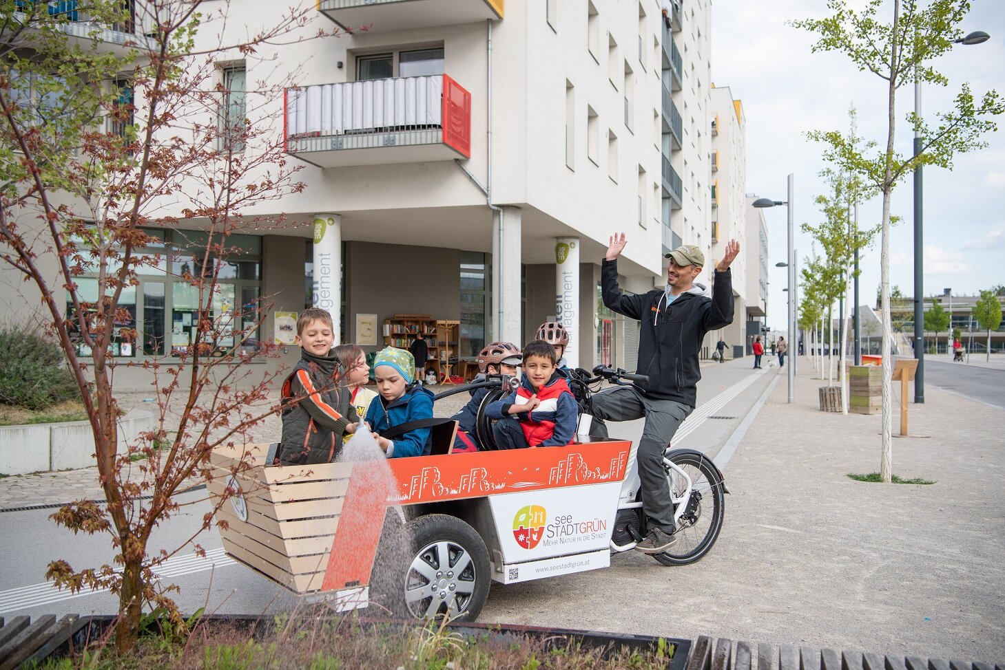 E-Lias das Gießfahrrad vor dem Stadtteilmanagement