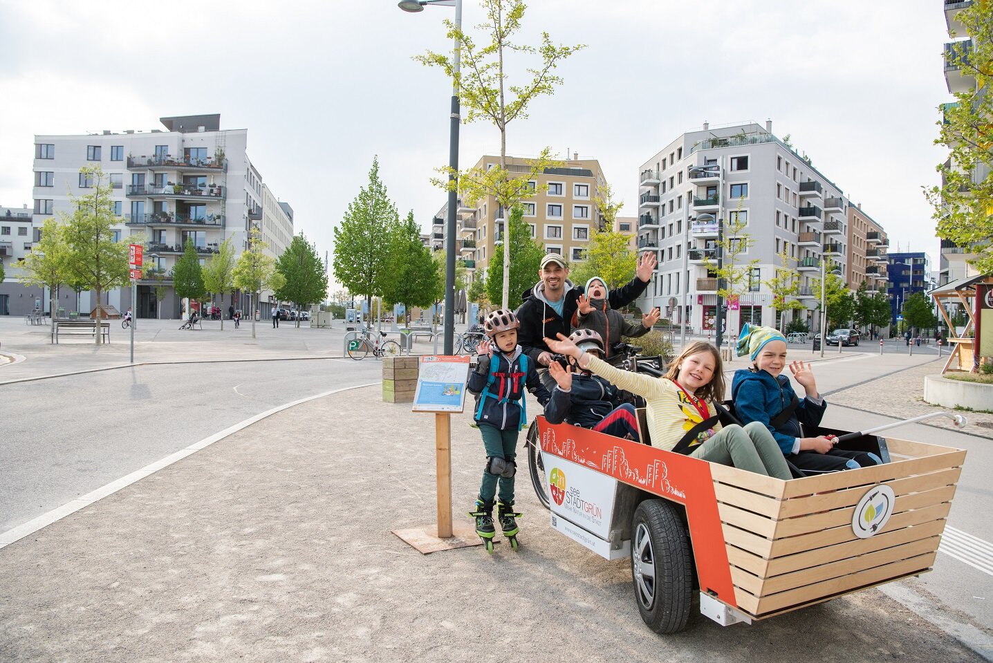 E-Lias mit Kindern und Mann auf dem Liz Christy Pfad
