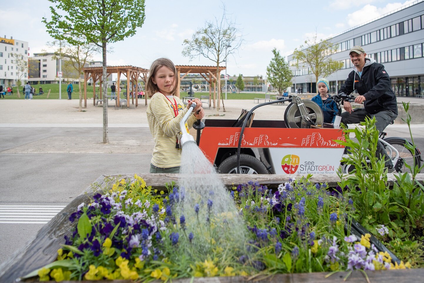 Gießrad E-Lias und Kind das gießt