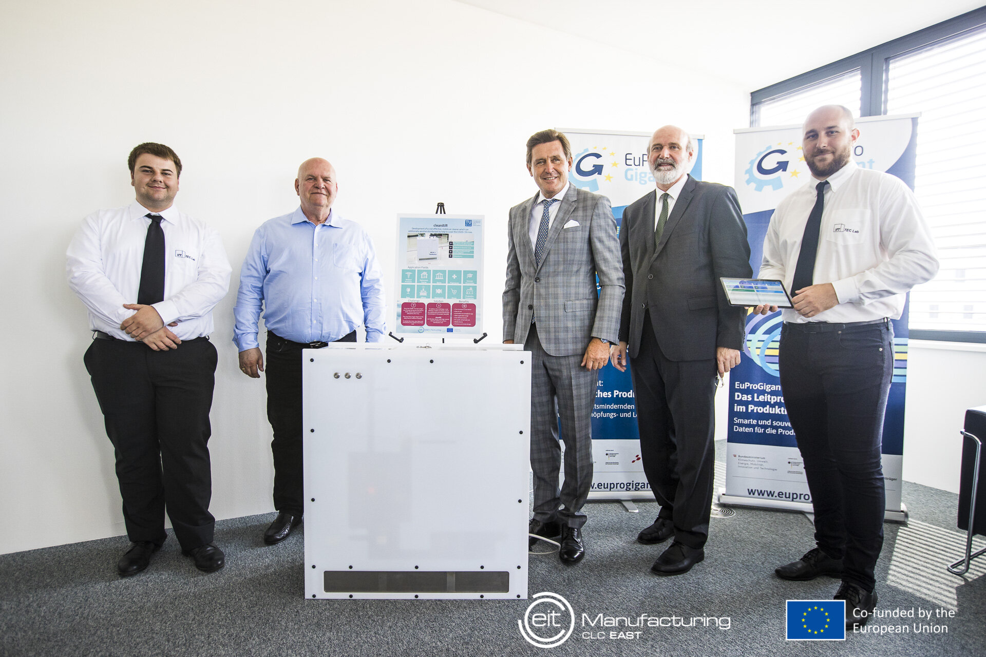 Fünf Männer stehend. 