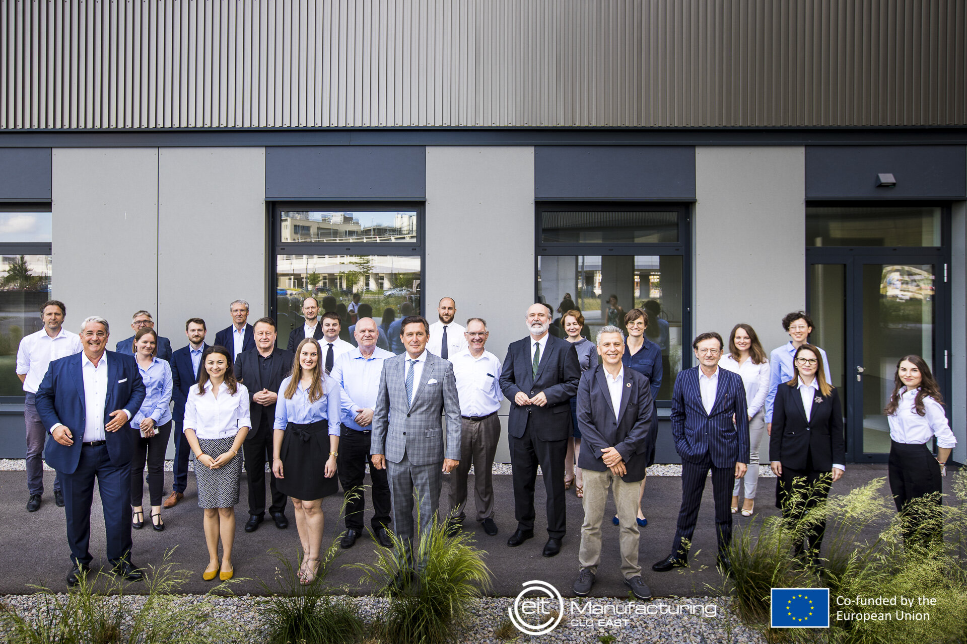 Fünf Männer neben CleanAir-Lüftungsmaschine