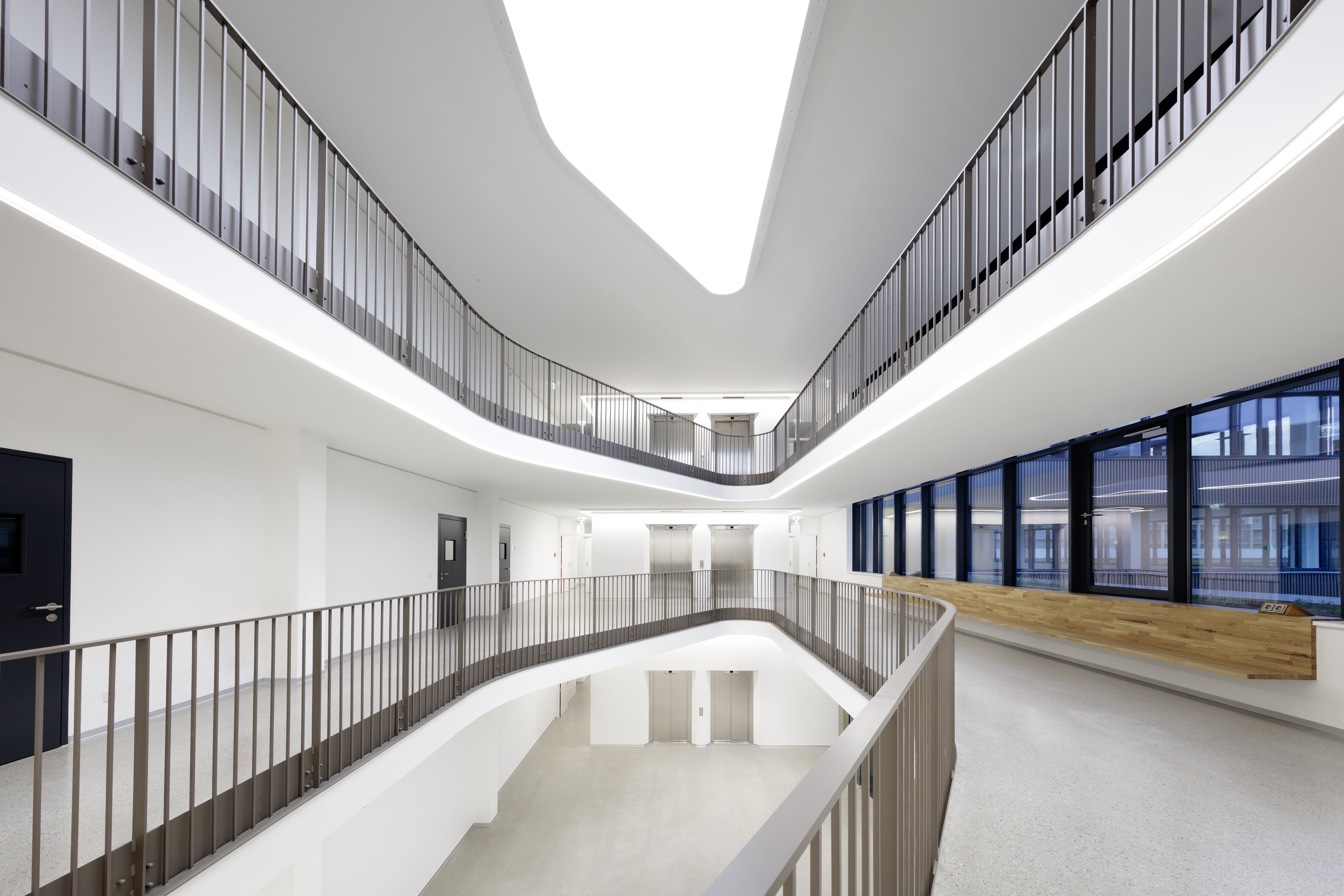 Innenansicht des Technologiezentrums der Wirtschaftsagentur, Stiegenhaus, Foyer, hell und moderne Beleuchtung. 