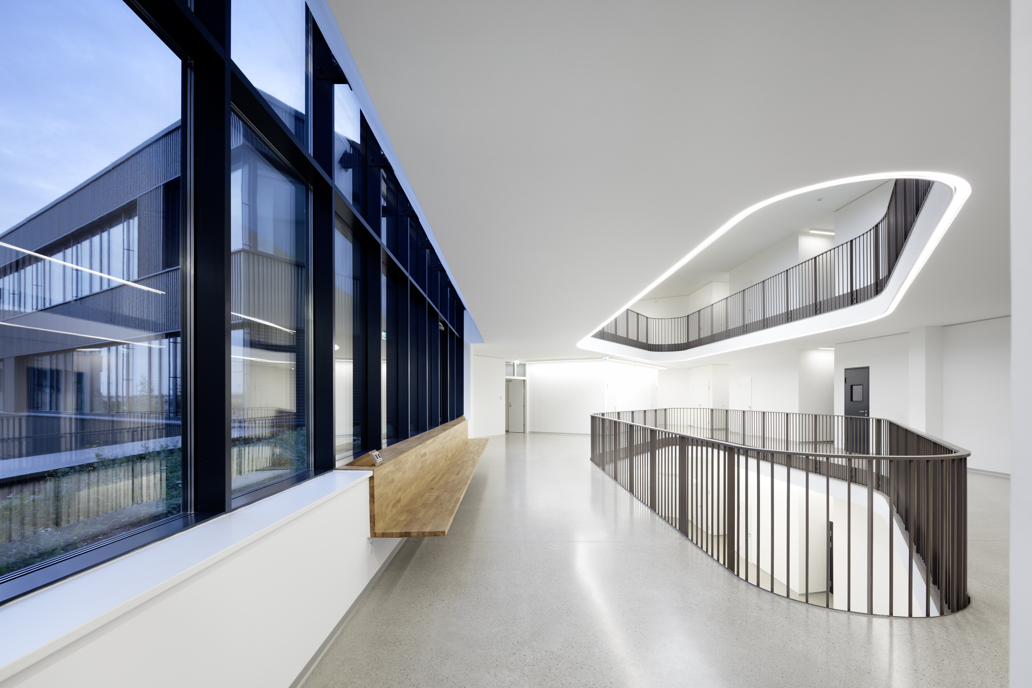 Innenansicht eines modernen Gebäudes, Stiege, Fenster, moderne Beleuchtung. 