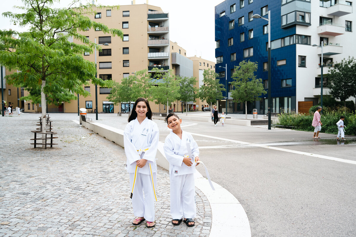 Zwei Kinder in weißen Kampfanzügen und gelben Gürtel 