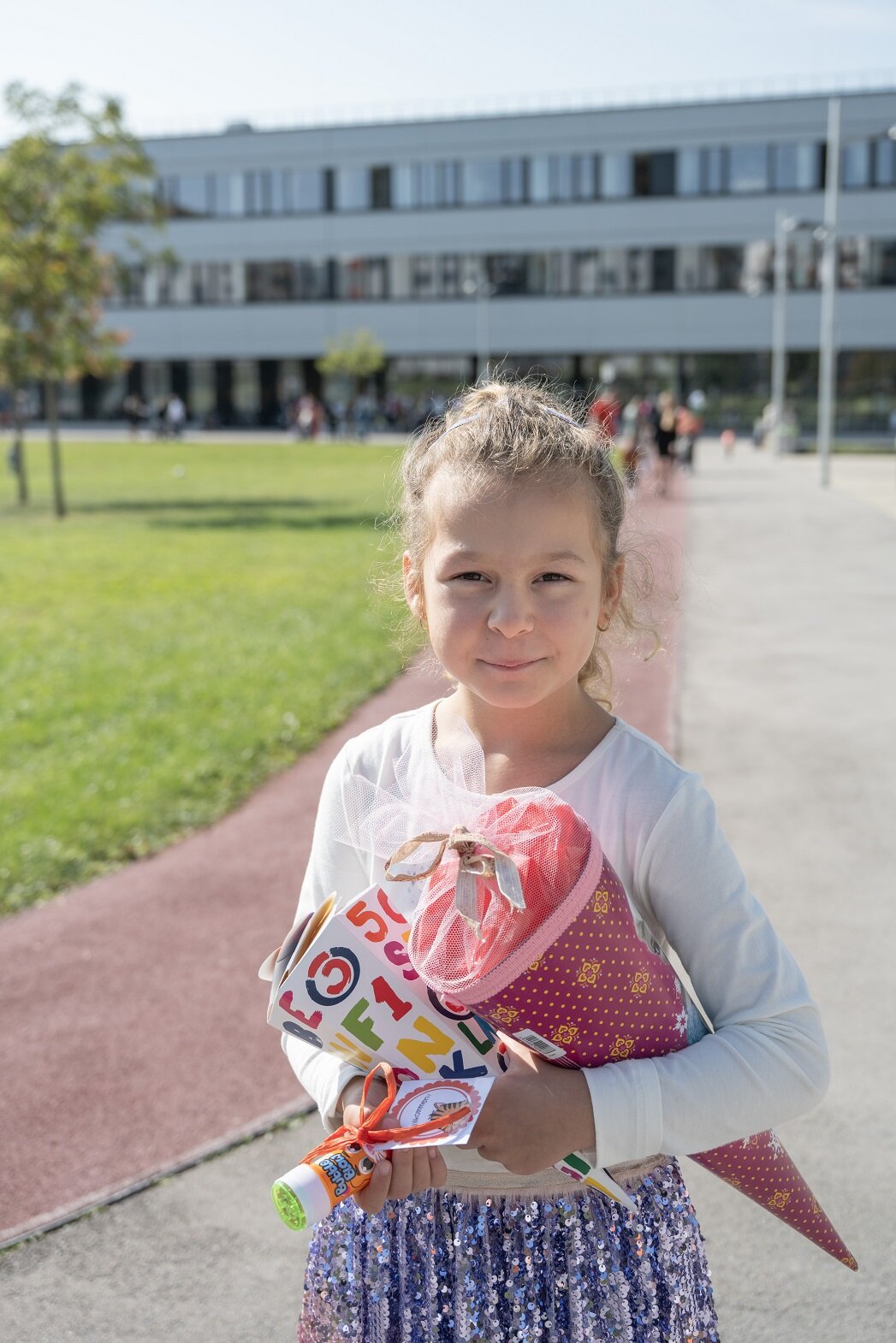 Auch am Hannah-Arendt-Platz wurden die Schulglocken eingeläutet.