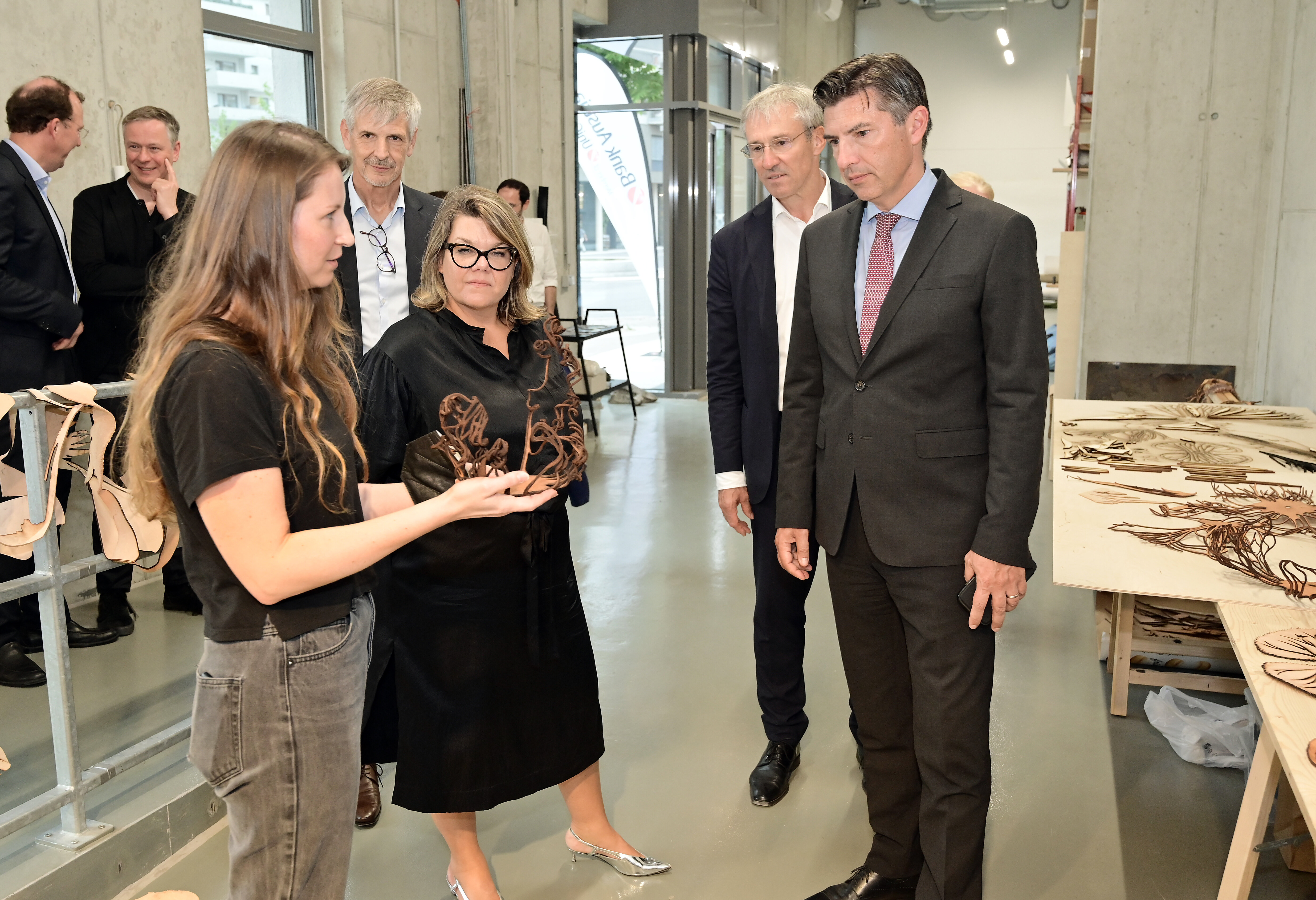 Künstlerin zeigt eines ihrer Bildhauer-Kunstwerke.