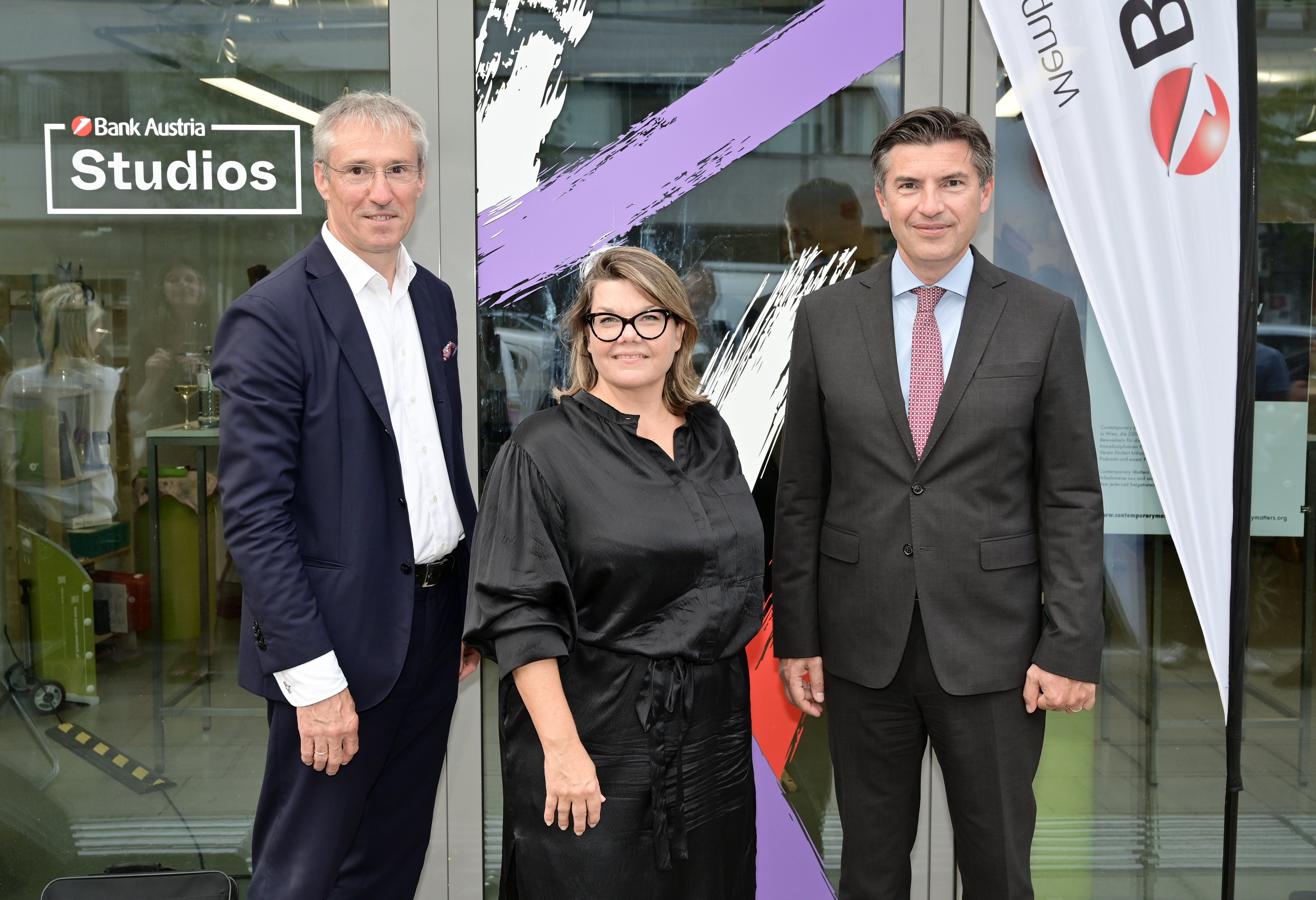 Drei Personen vor dem Portal der Ateliers. 