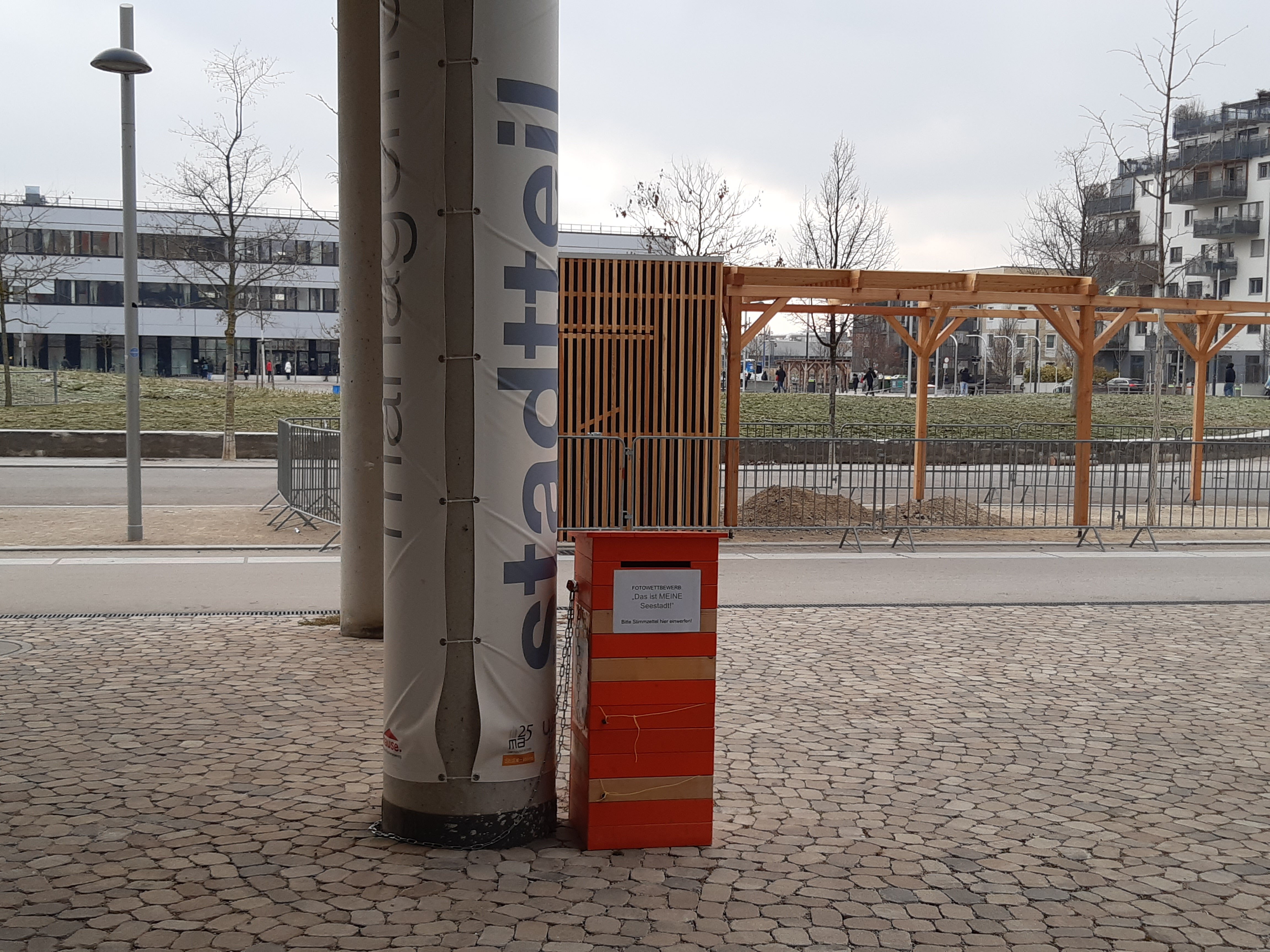 Werfen Sie Ihren Stimmzettel in diese orangene Box.
