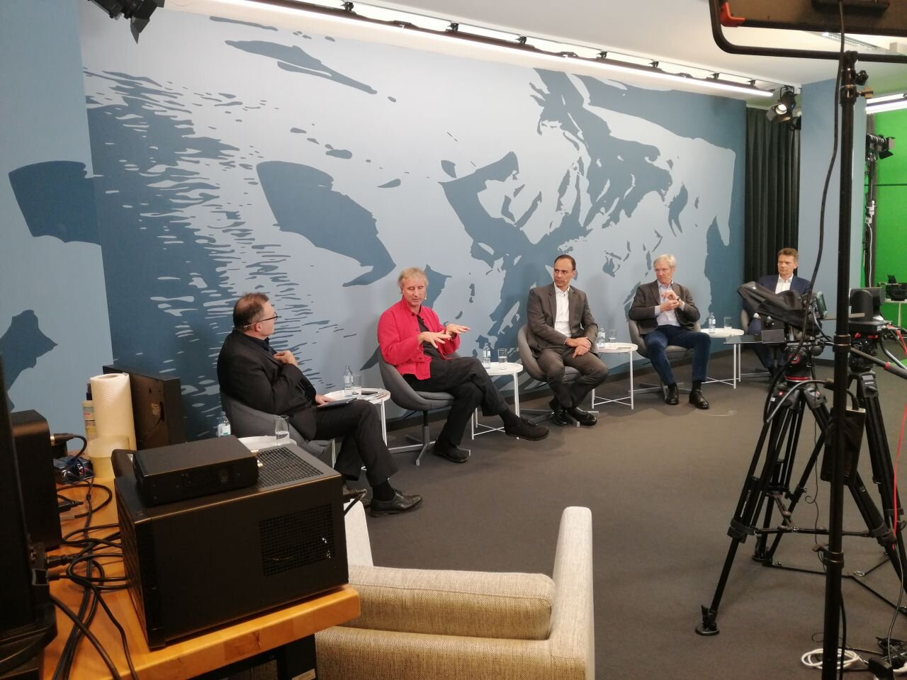 5 Männer vor einer Kamera