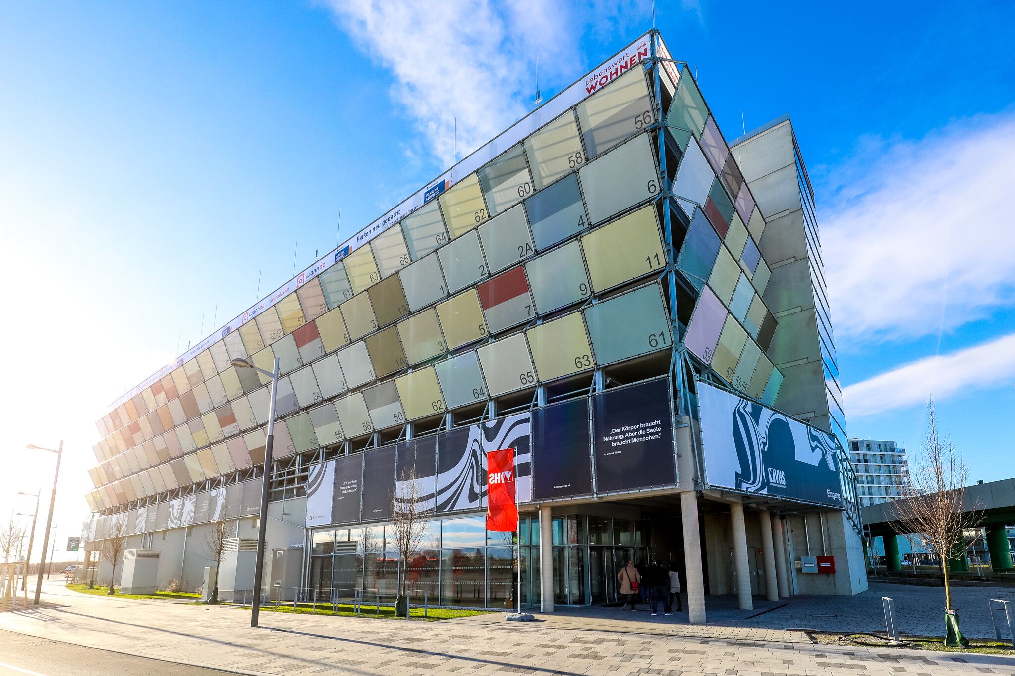 Kulturgarage Gebäude von außen mit bunter Fassade. 