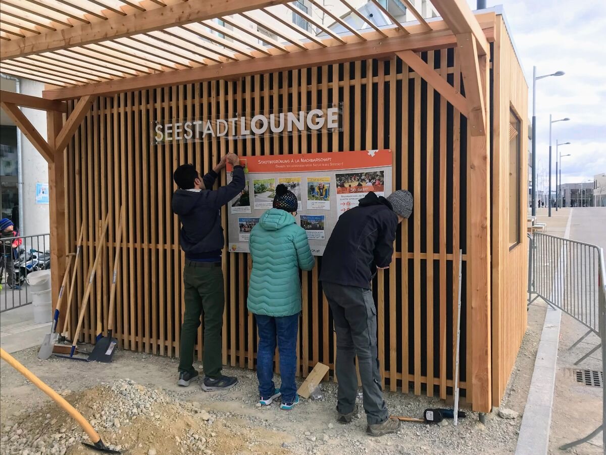 Es ist so weit: Die Seestadt Lounge wrd begrünt.
