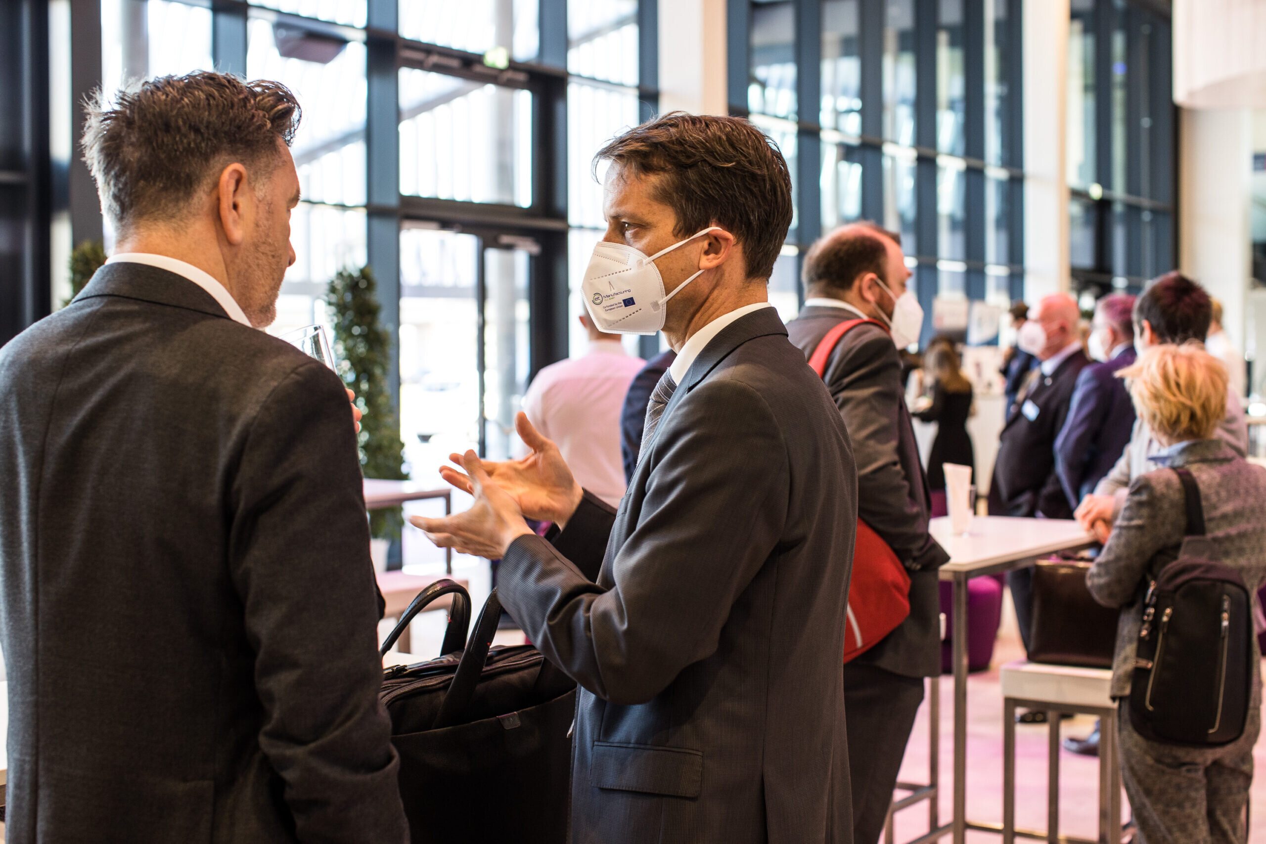 Personen mit Maske unterhalten sich