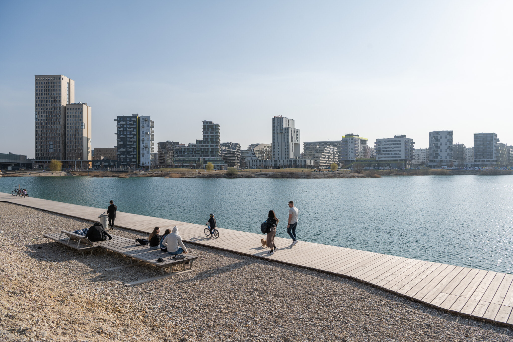 Landschaftsbild vom See mit der Seestadt