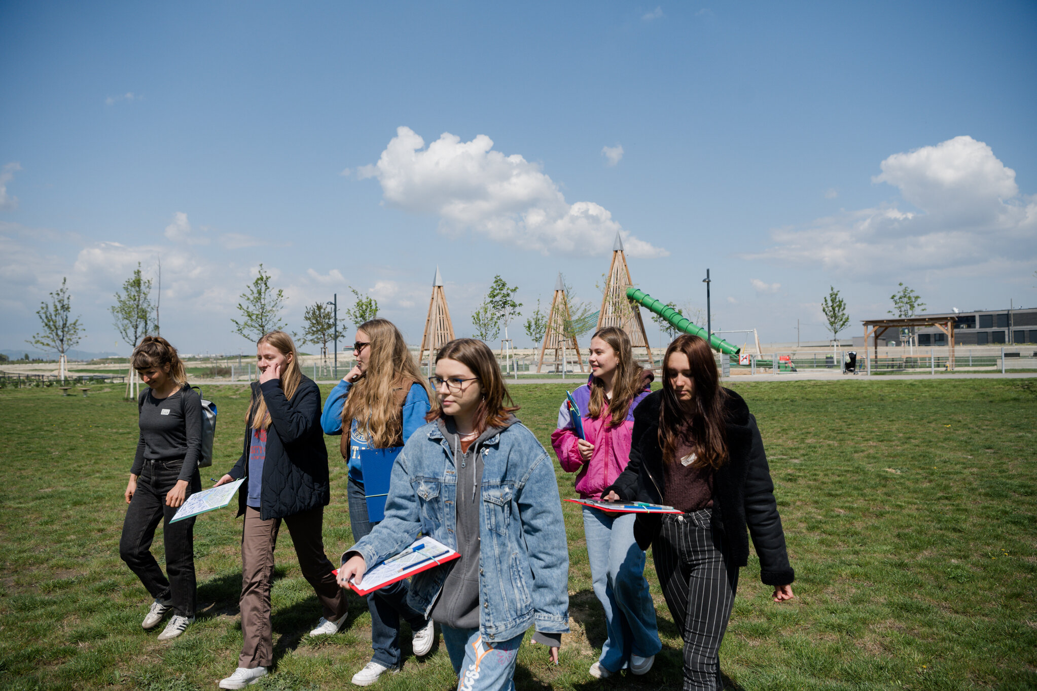 Park und Stadtrauminspizierung von einer Gruppe an Jugentlichen