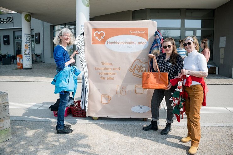 3 Frauen stehen vor dem Nachbarschaftsladen
