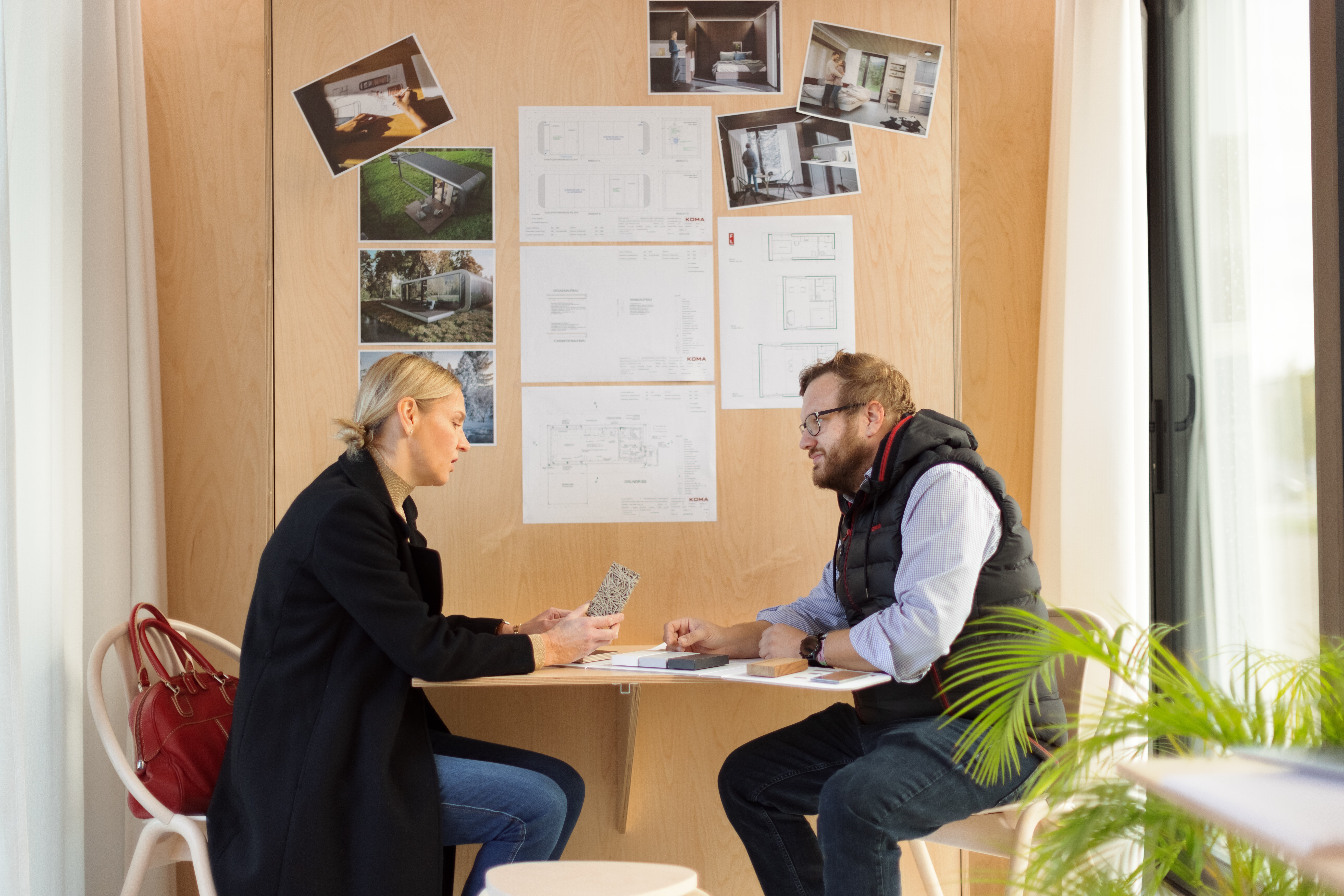 FlorianHeger sitzt beim Tisch und wird interviewed