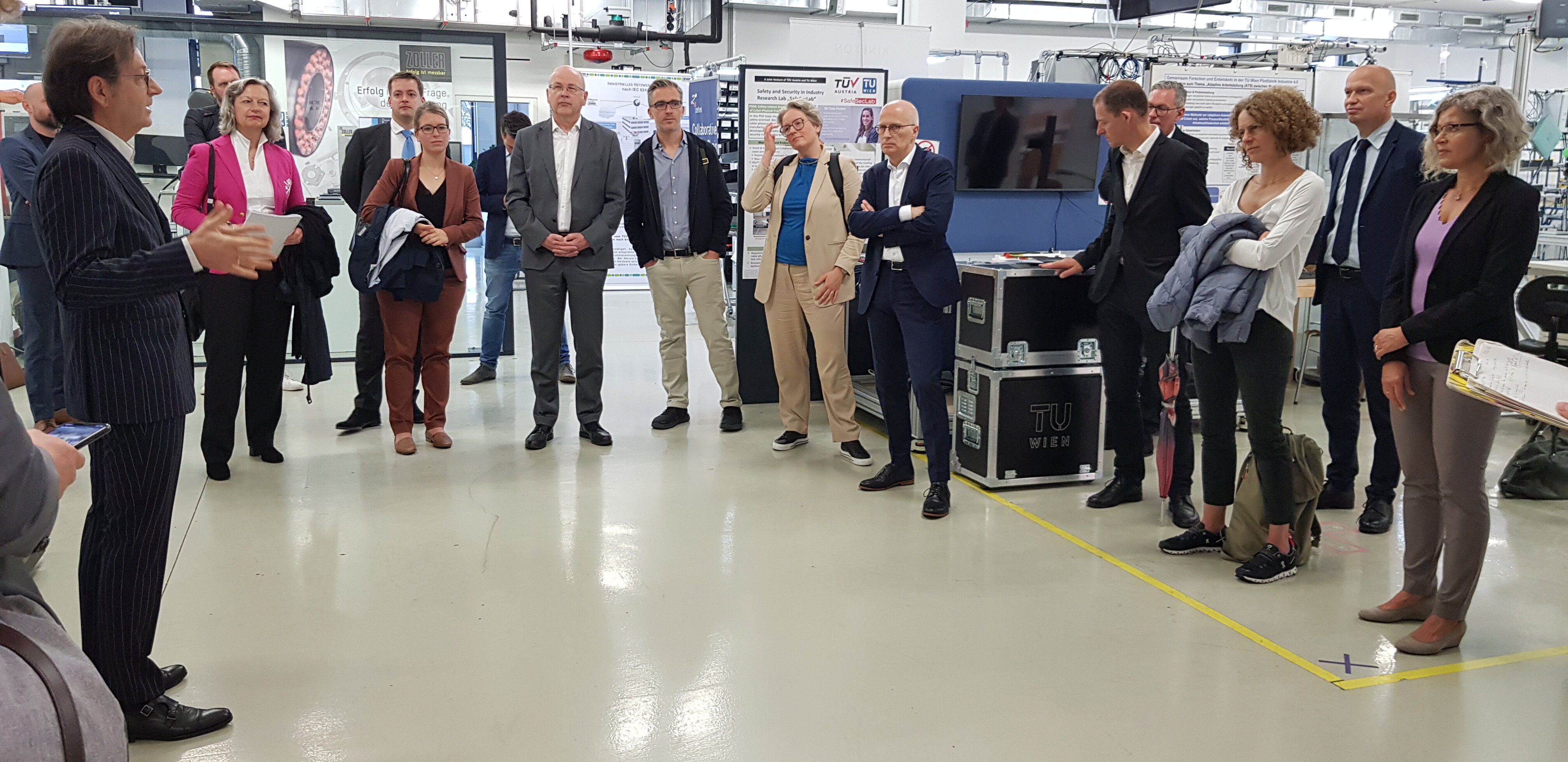 Gerhard Hirczi (links außen) vor der internationalen Delegation in der Pilotfabrik der TU Wien im Technologiezentrum Seestadt.