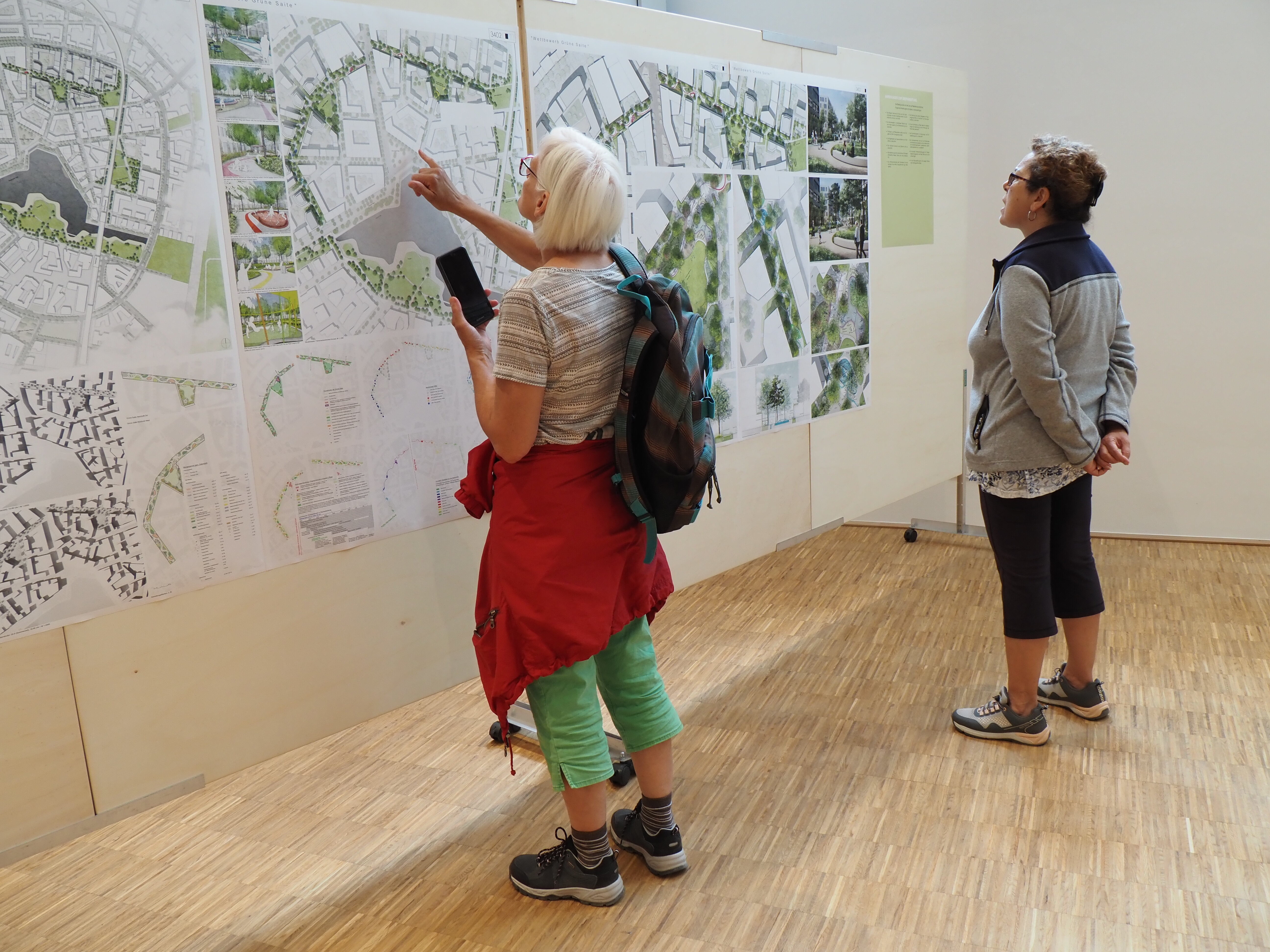 zwei Frauen schauen sich eine Ausstellung der Seestadt an