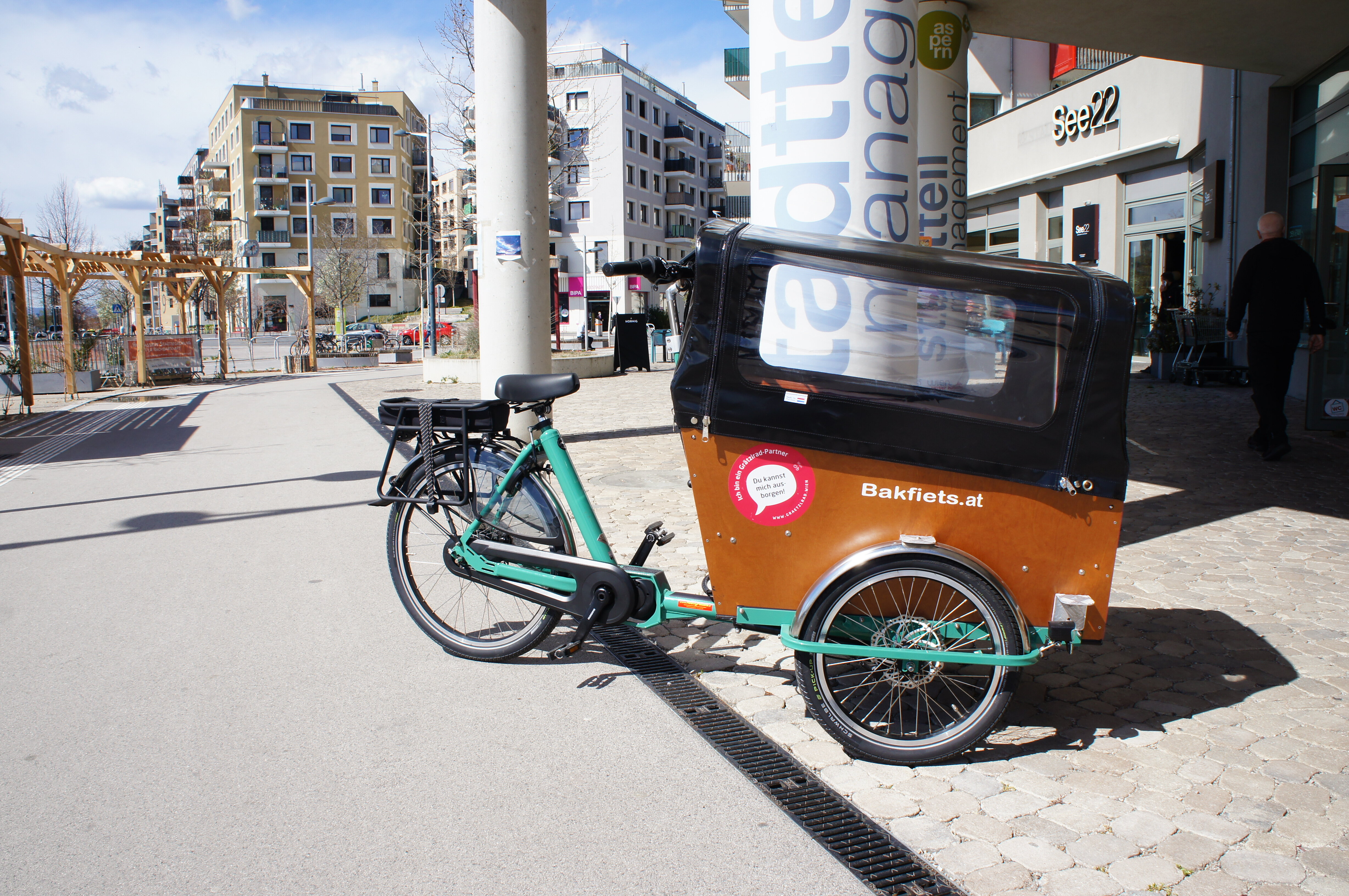 Ein braunes Lastenrad