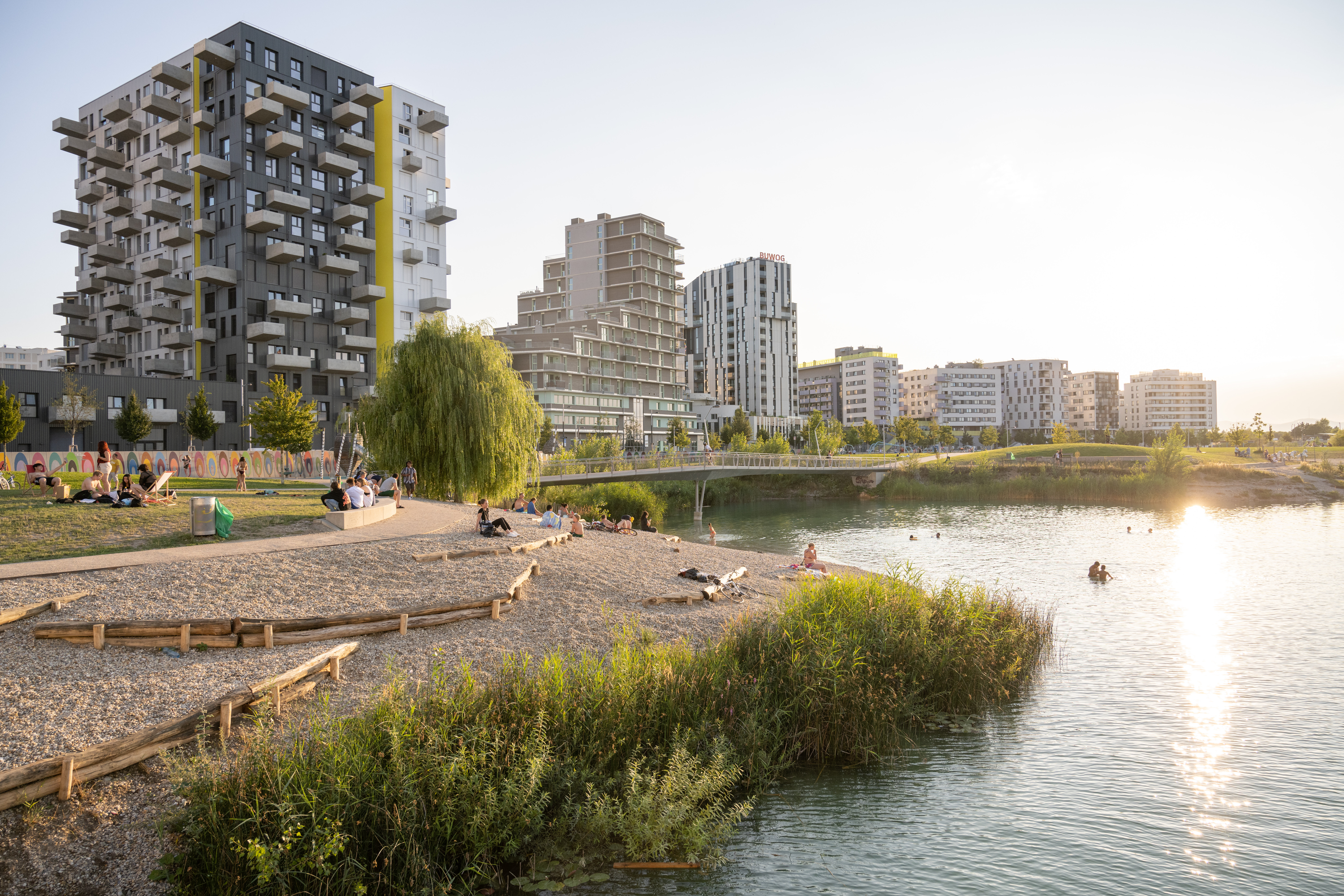 Menschen die am See baden