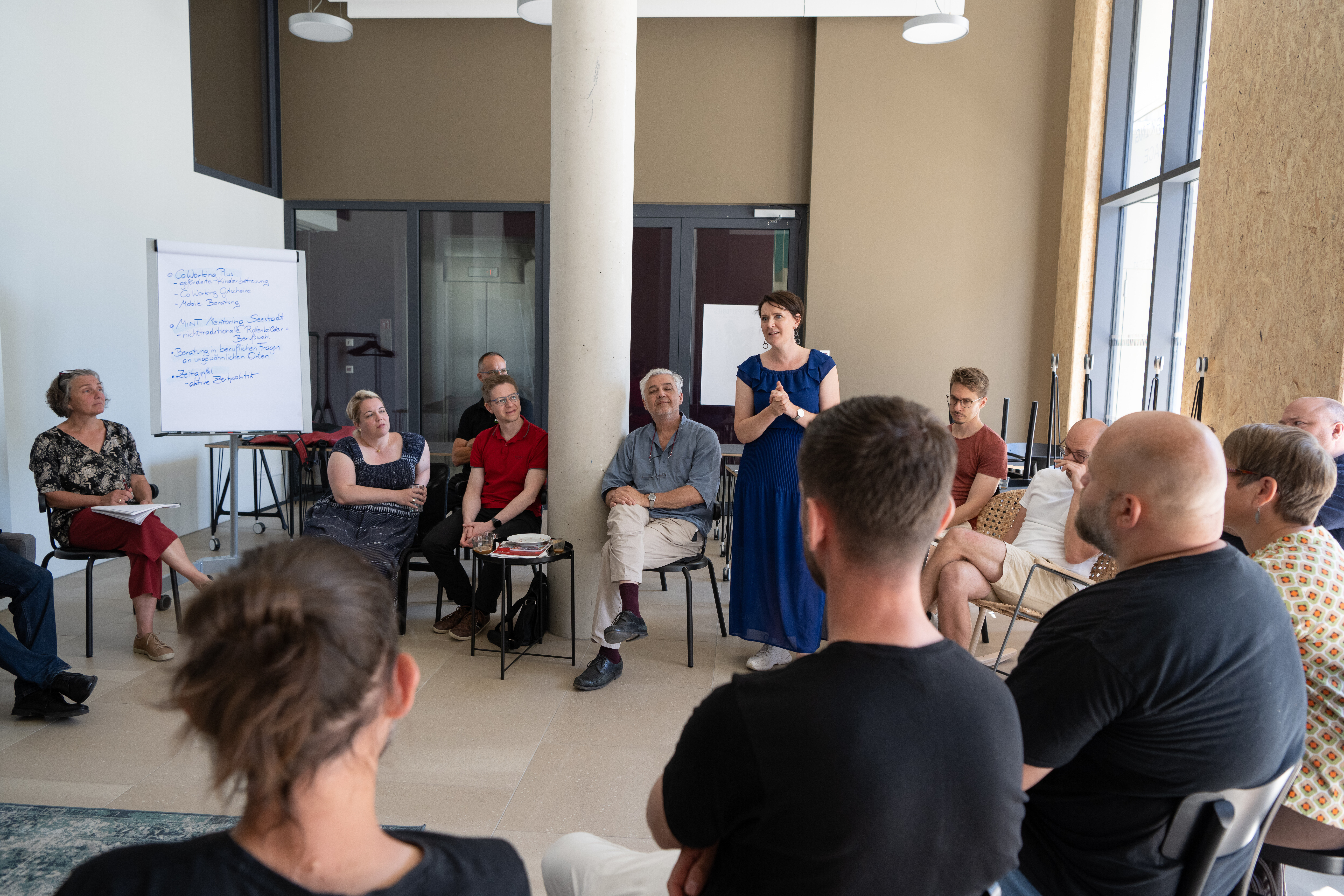 Menschen im Sitzkreis beim Buisness-Frühstück