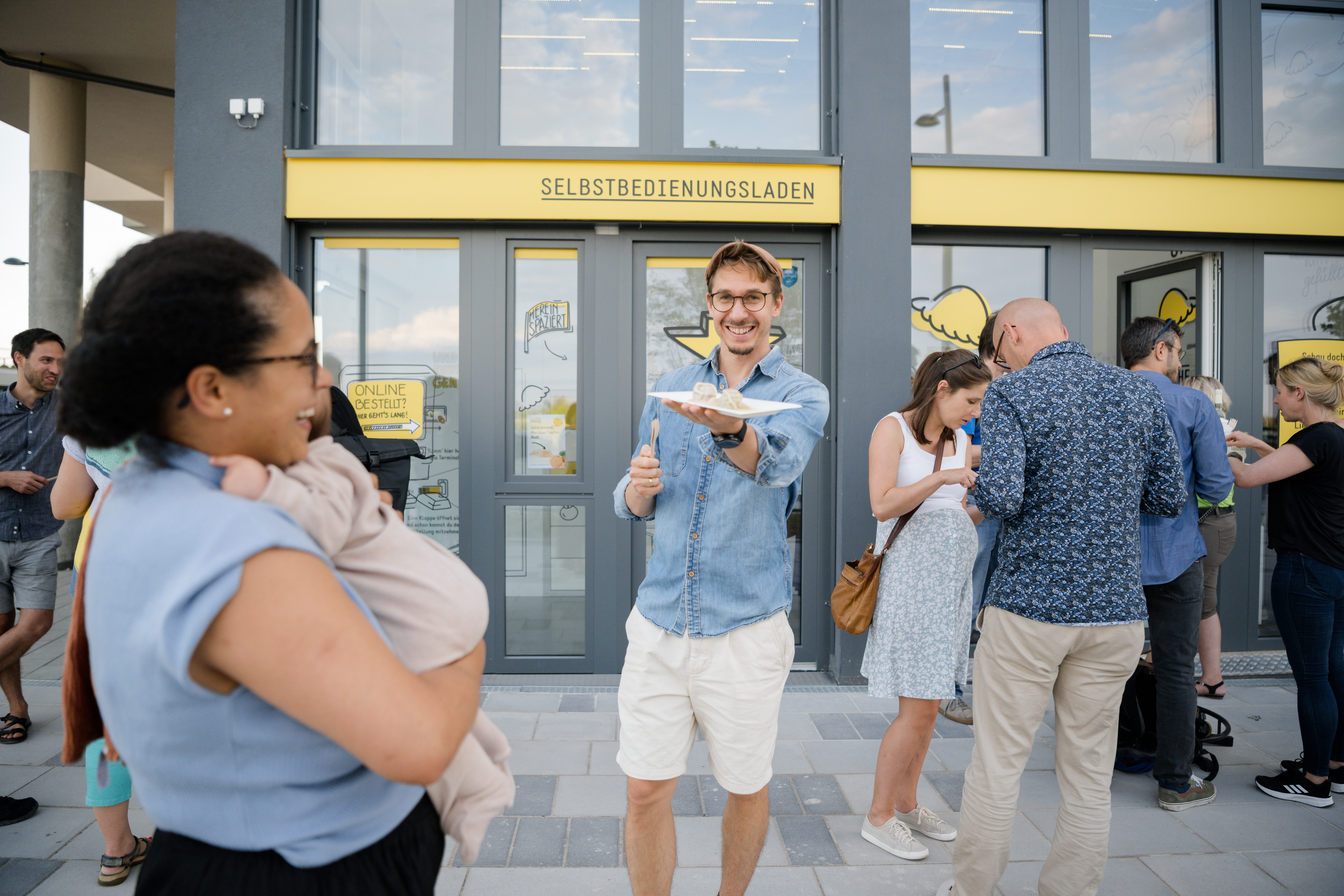 ein Mann mit Essen steht vor einem Selbstbedienungs Restaurant