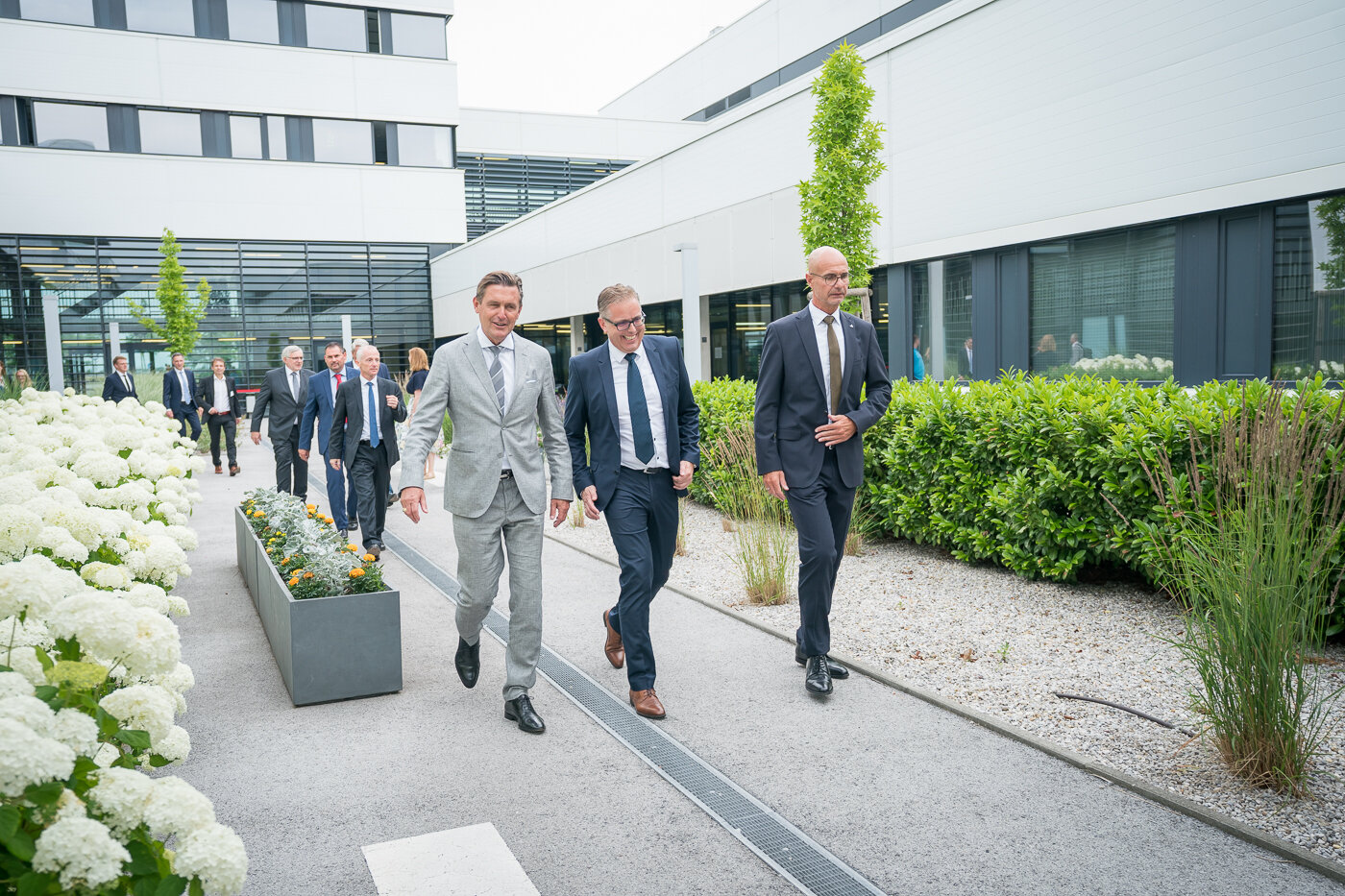 Mitglieder der Technologiepartnerschaft gehn aus einem Gebäude