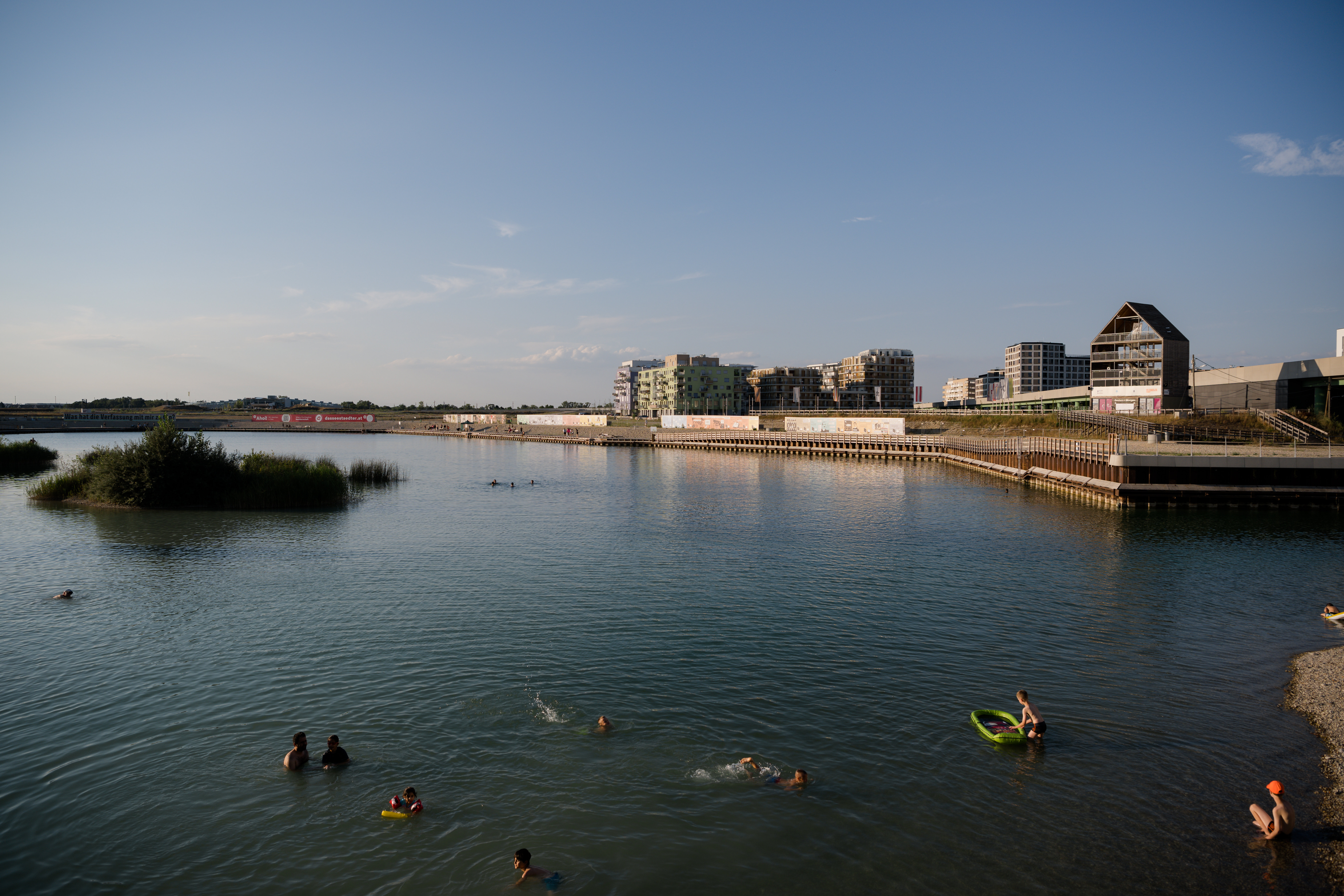 See in der Seestadt bei Abendrot